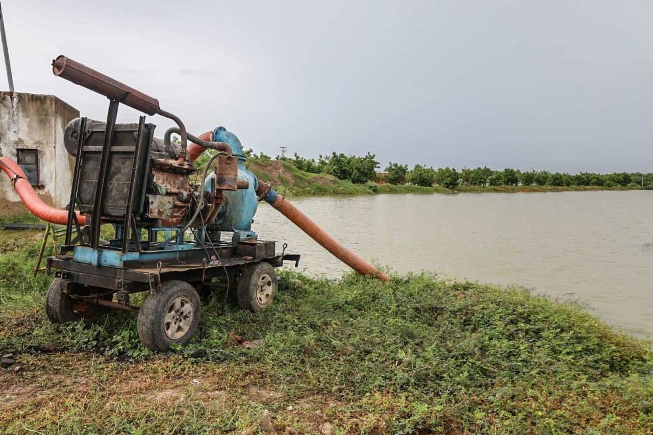 Prefeitura instala bombas para reforçar drenagem em quatro bairros de Petrolina