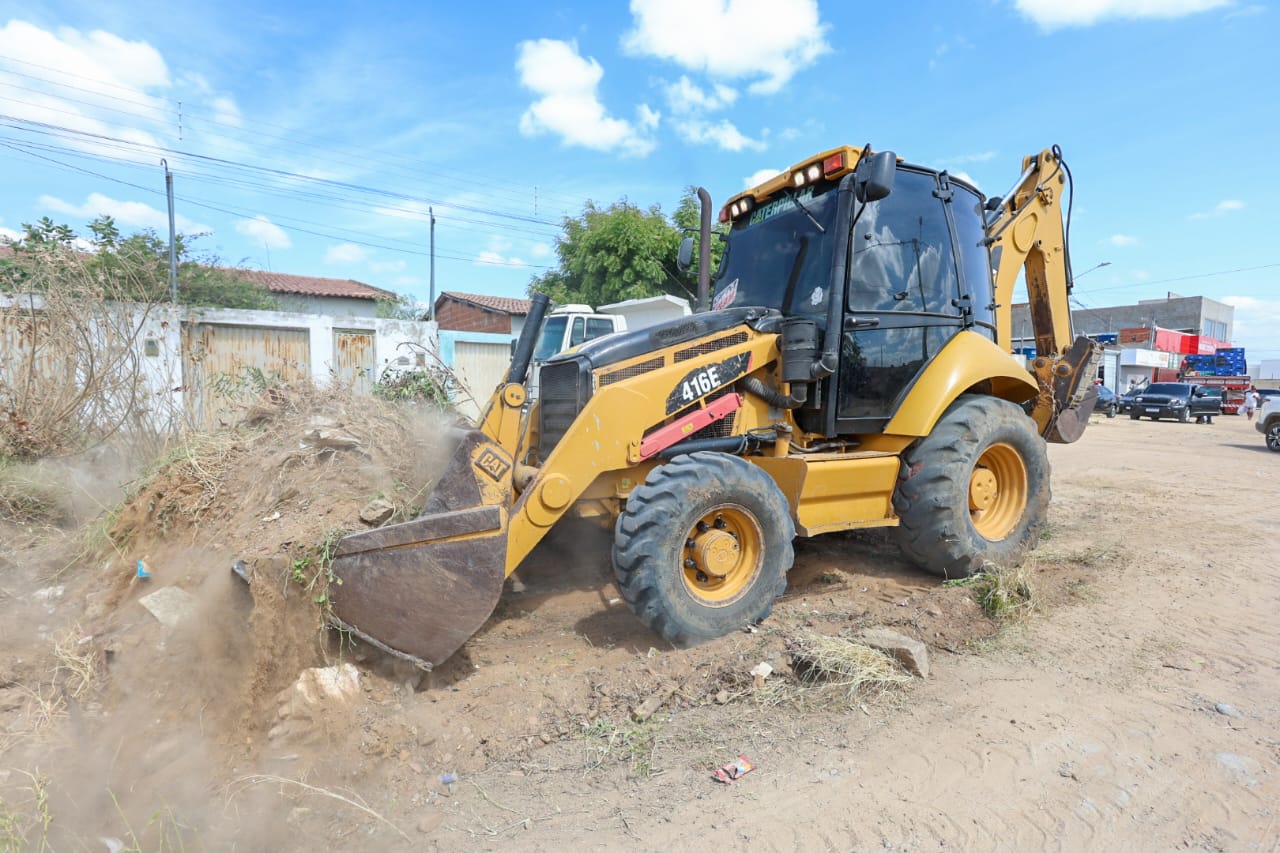 Prefeitura de Petrolina faz mutirão de limpeza no bairro Padre Cícero
