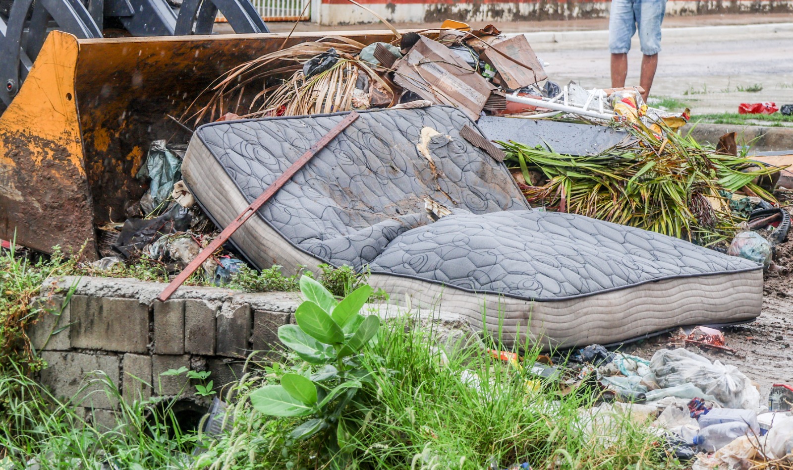 Prefeitura de Petrolina alerta para os riscos do descarte de lixo dentro dos canais da cidade