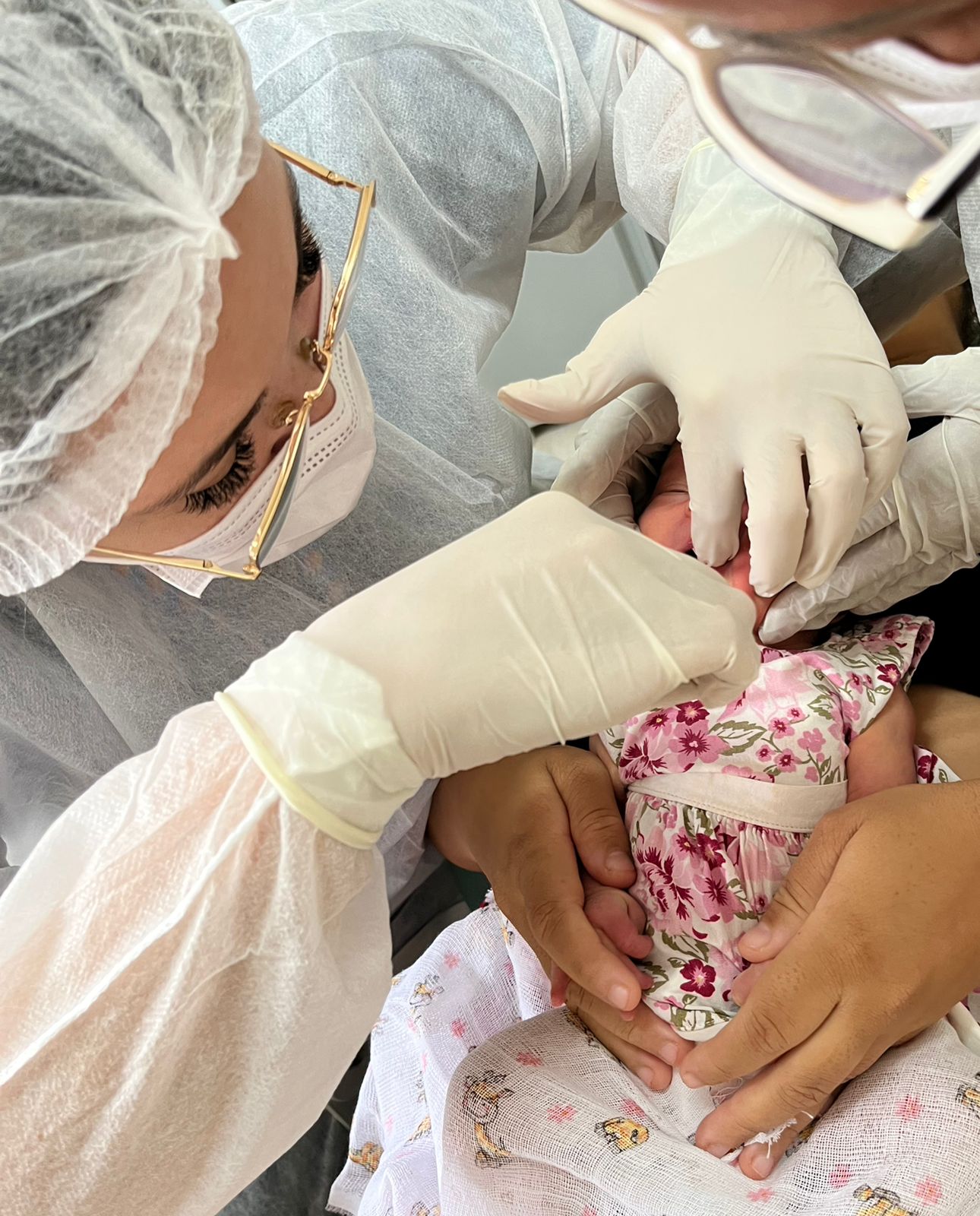 Atendimento humanizado: bebê volta a mamar após diagnóstico de ‘língua presa’ na UBS do N4