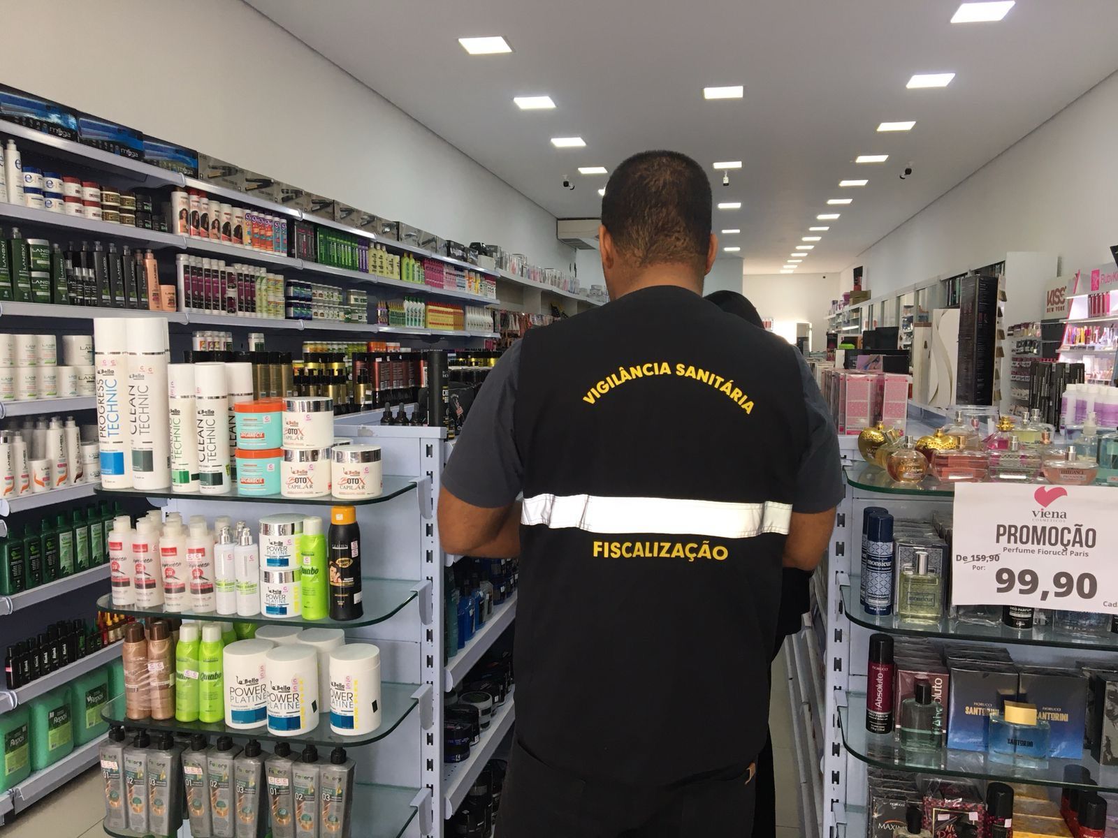 Vigilância Sanitária orienta foliões e comerciantes sobre o uso de pomadas capilares durante o Carnaval