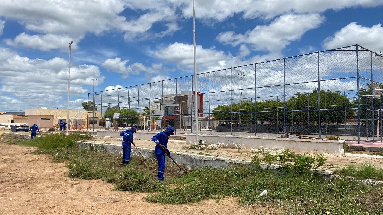 Prefeitura leva mutirão de limpeza a espaços públicos do bairro Cosme e Damião