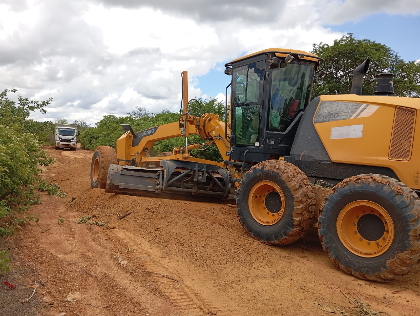 Ações de melhorias de estradas continuam na zona rural de Petrolina