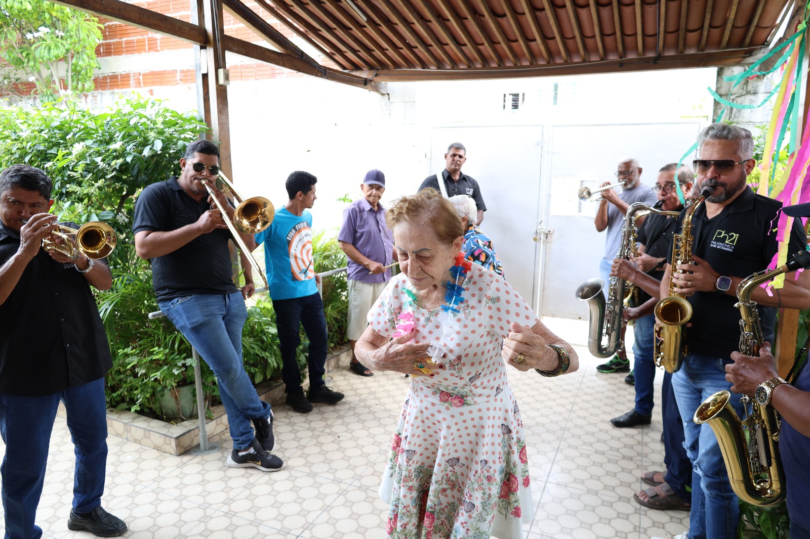 Folia, música e inclusão: Idosos atendidos pela Casa Geriátrica aproveitam Carnaval com a Orquestra Philarmônica 21 de Setembro
