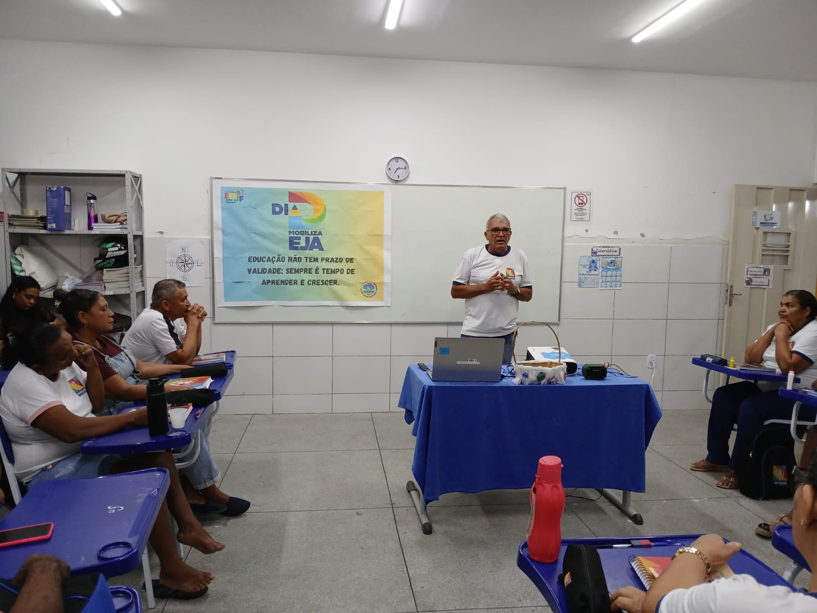 Prefeitura de Petrolina incentiva matrícula de estudantes na Educação de Jovens e Adultos