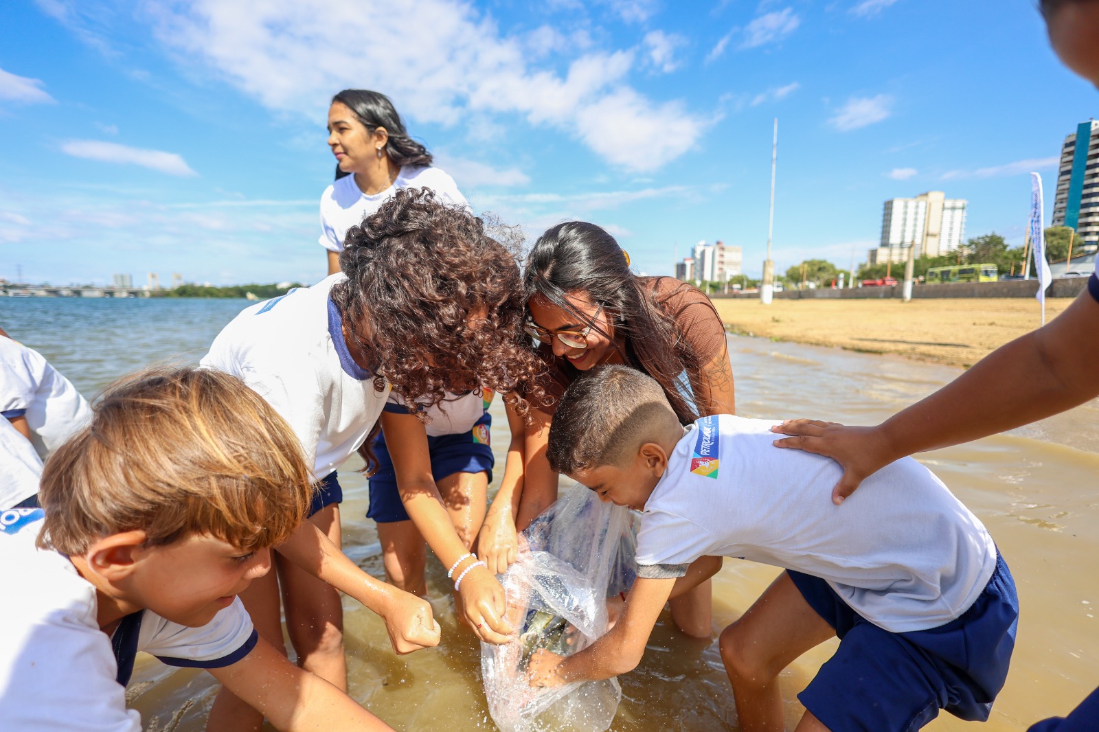 Prefeitura de Petrolina solta mais de 100 mil peixes no Rio São Francisco