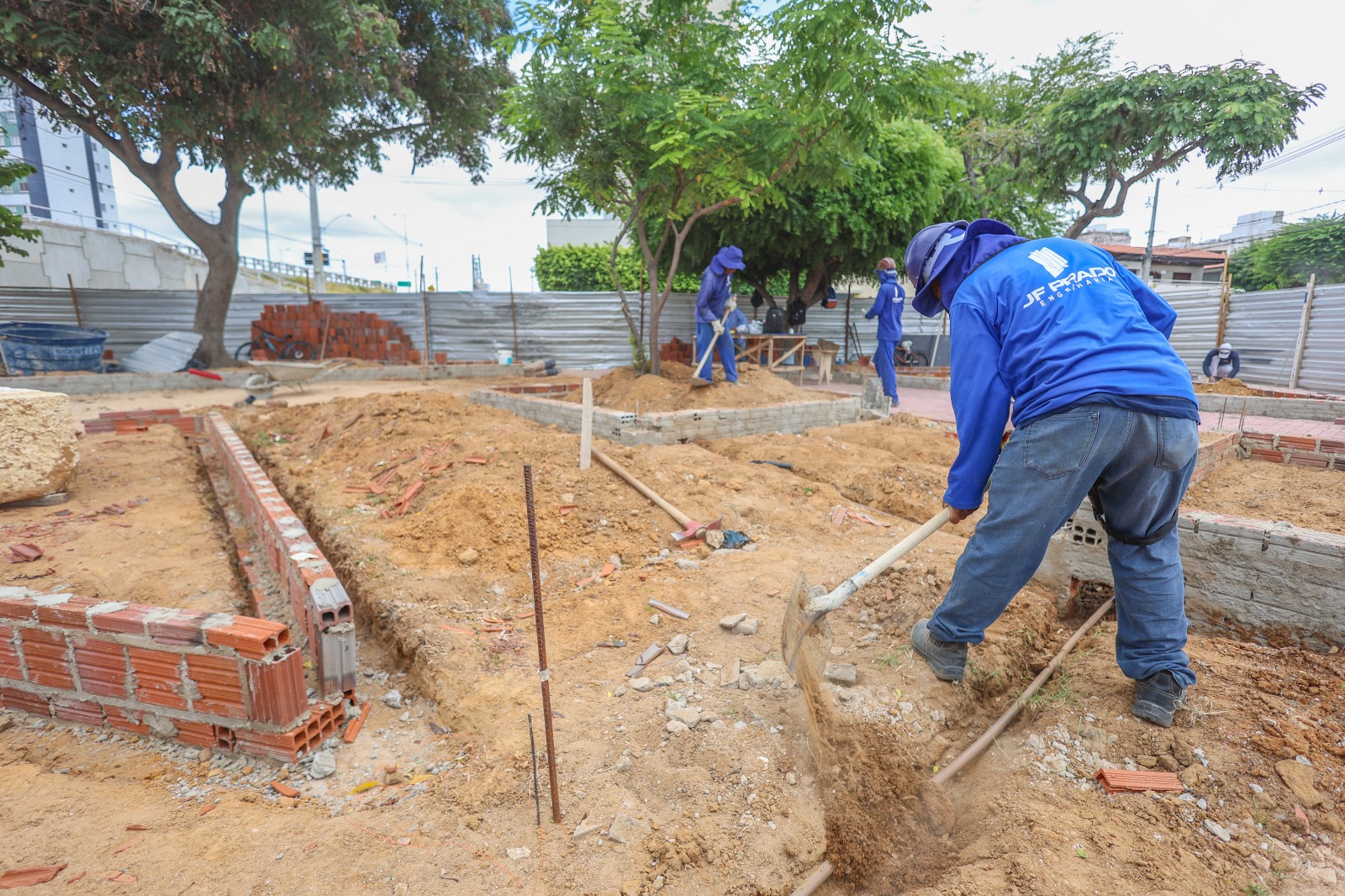Construção da Praça na Avenida Cardoso de Sá segue em ritmo acelerado