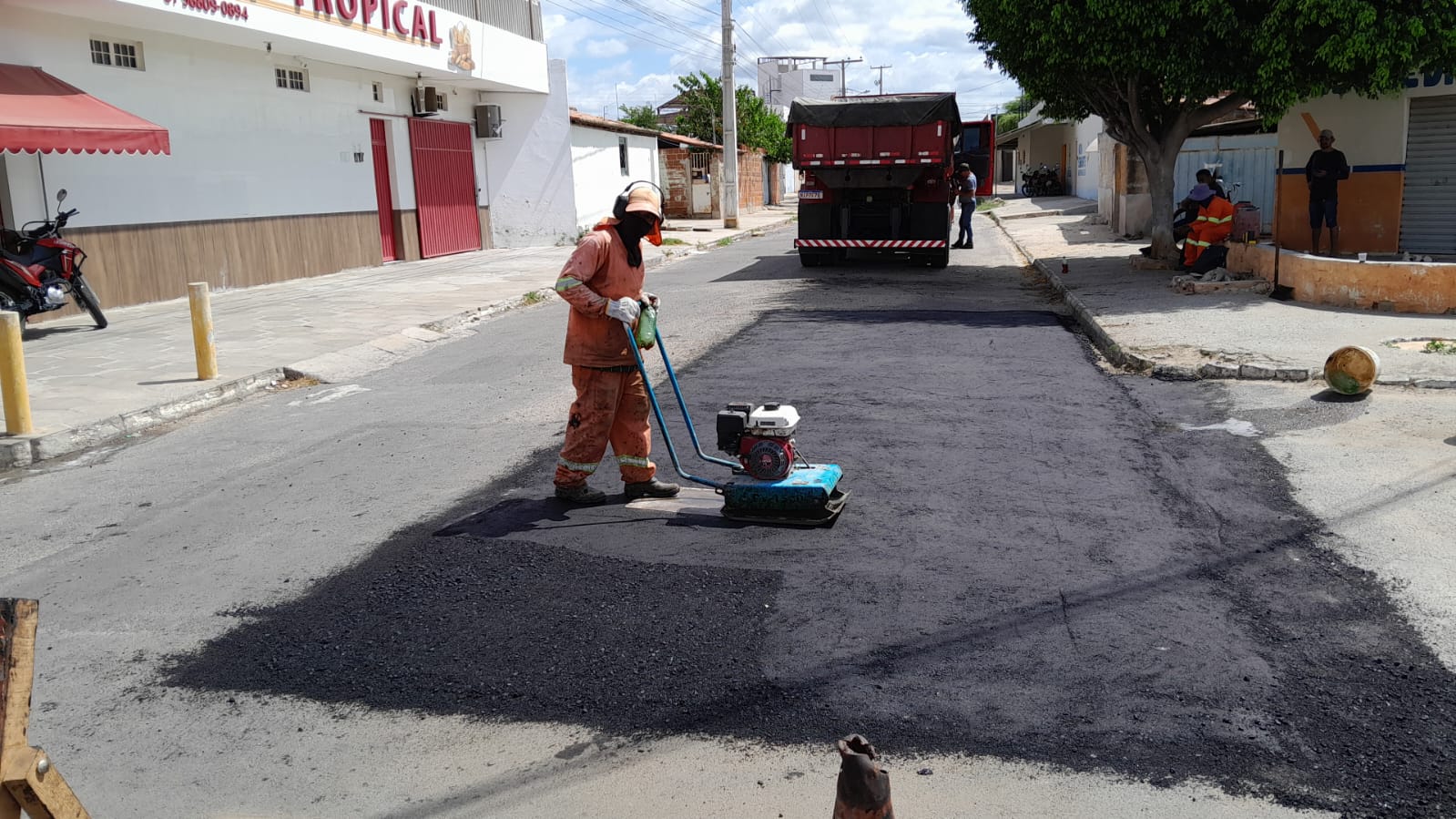 Operação tapa-buraco avança nos bairros Alto do Cocar e Jardim Amazonas