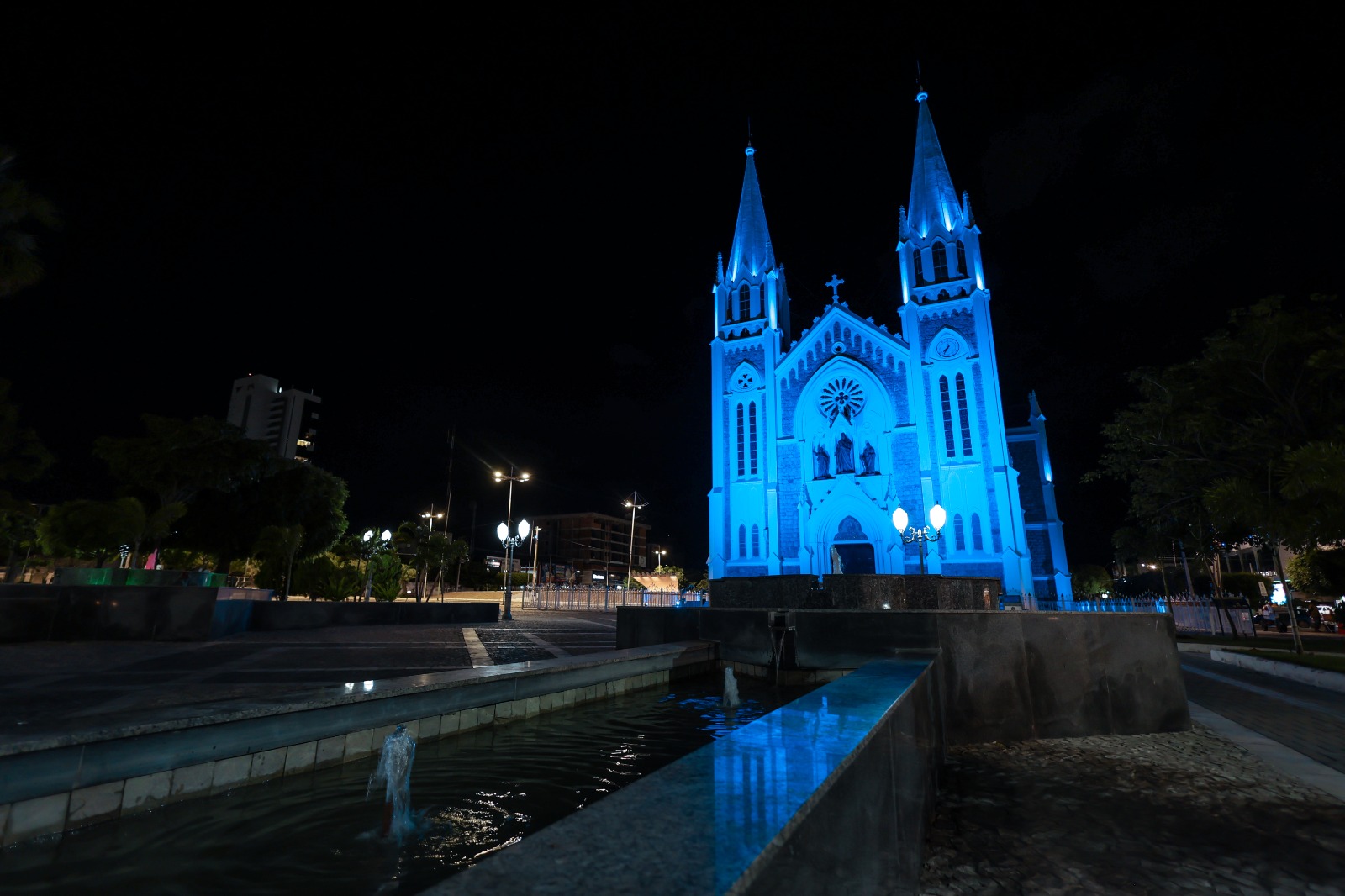 Abril Azul: Iluminação especial em monumentos públicos de Petrolina reforça conscientização do Autismo