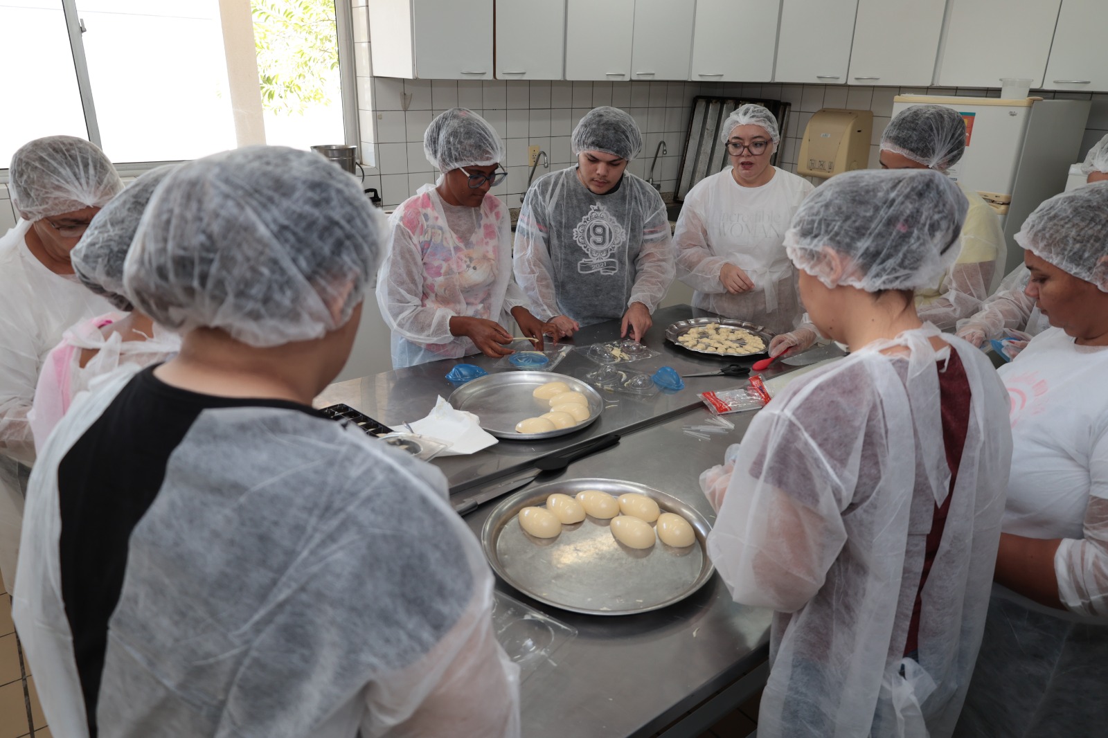 Jovens aprendem a fabricar ovos de Páscoa e descobrem novas possibilidades de renda em Petrolina