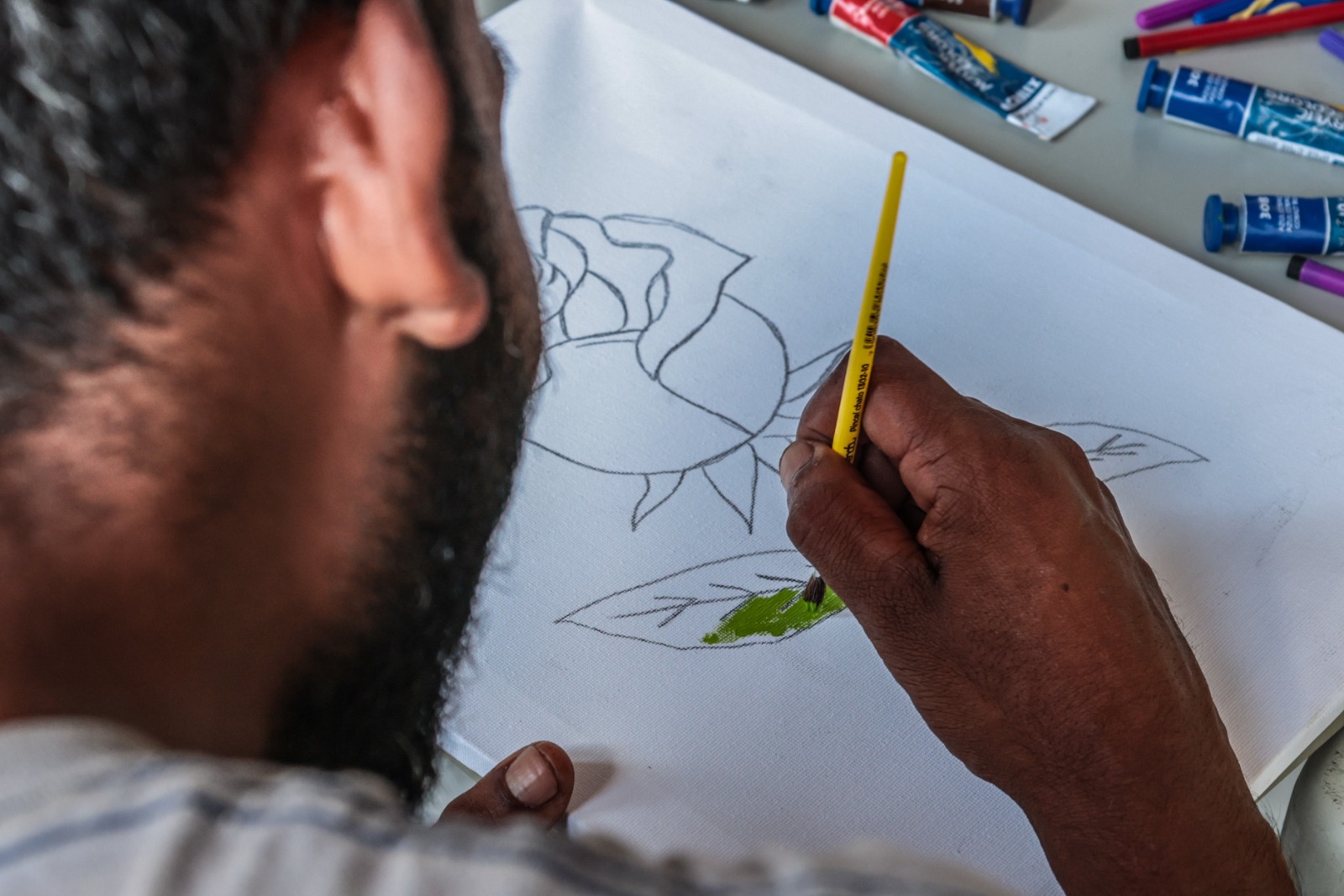 Oficina de pintura em telas promove geração de renda e autoestima para pessoas em situação de rua em Petrolina