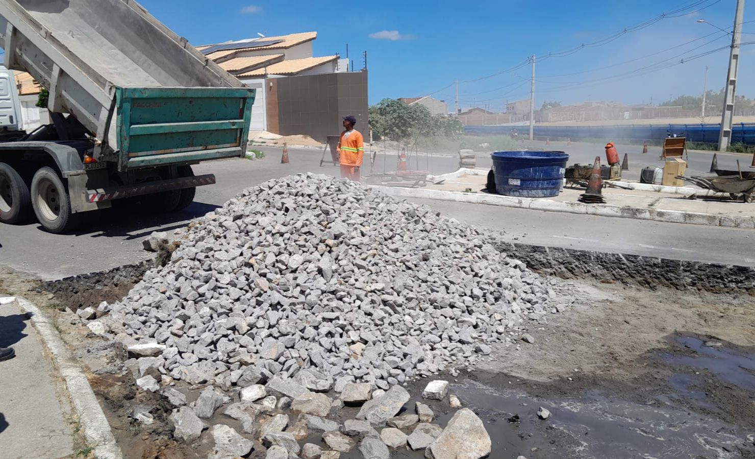 Operação Tapa-buraco recupera importante via do bairro Vila Eulália