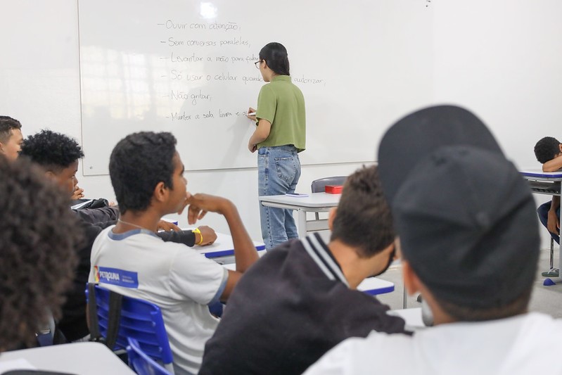 Educação de Petrolina realiza cerca de mil ligações para monitorar estudantes com risco de evasão escolar