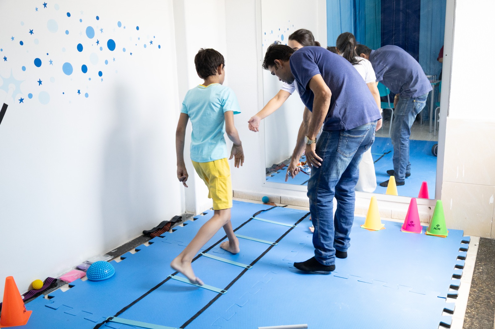 “Aqui, meu filho é entendido”: primeiros atendimentos na Casa Azul emocionam famílias e mostram impacto do acolhimento especializado