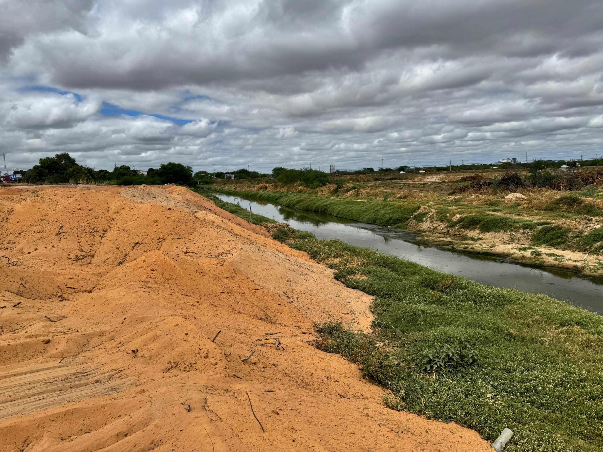 Agência Municipal do Meio Ambiente multa e paralisa obra por aterro ilegal em um trecho do Riacho Porteiras