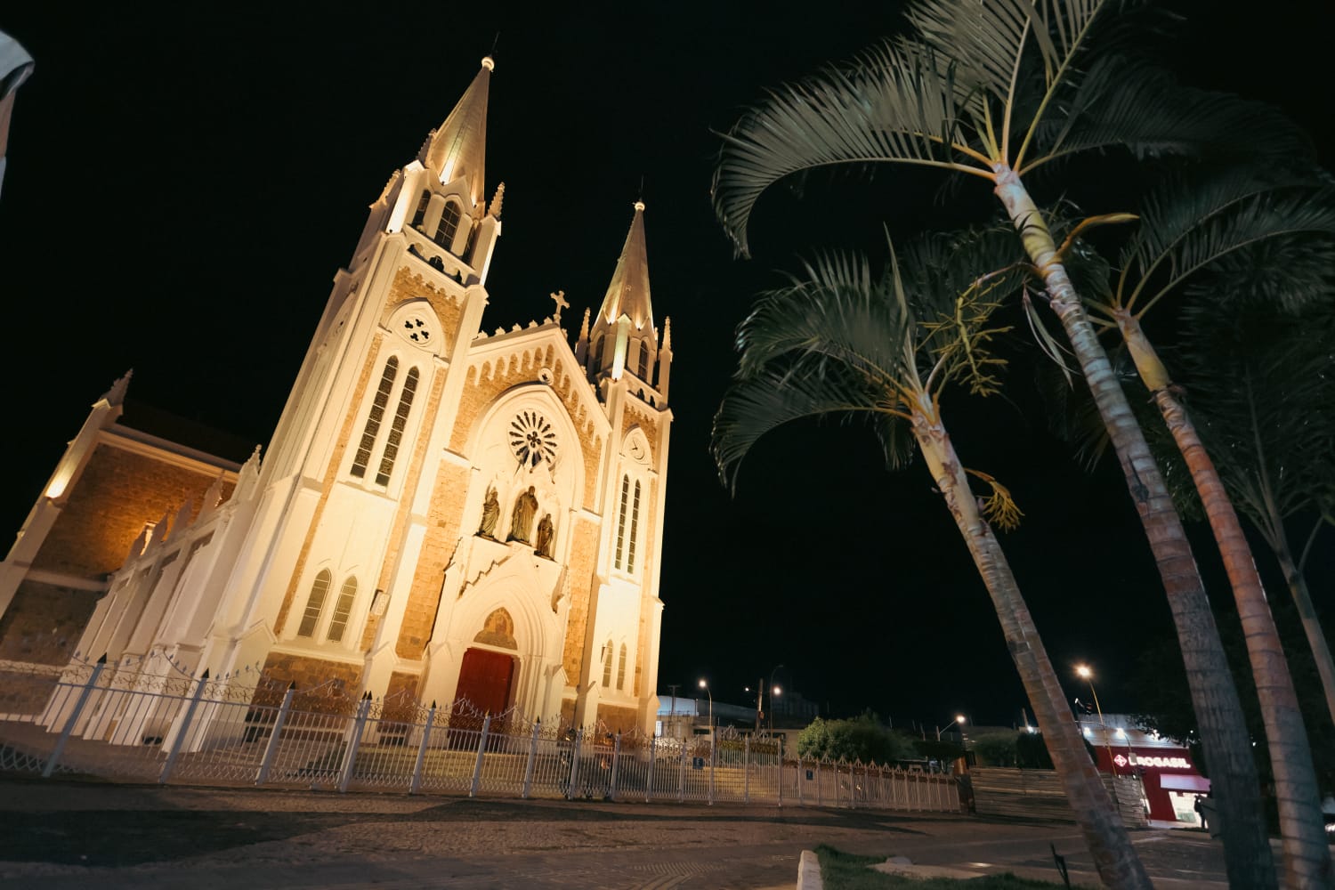 Monumentos e prédios de Petrolina ganham iluminação especial em homenagem ao ‘Maio Amarelo’