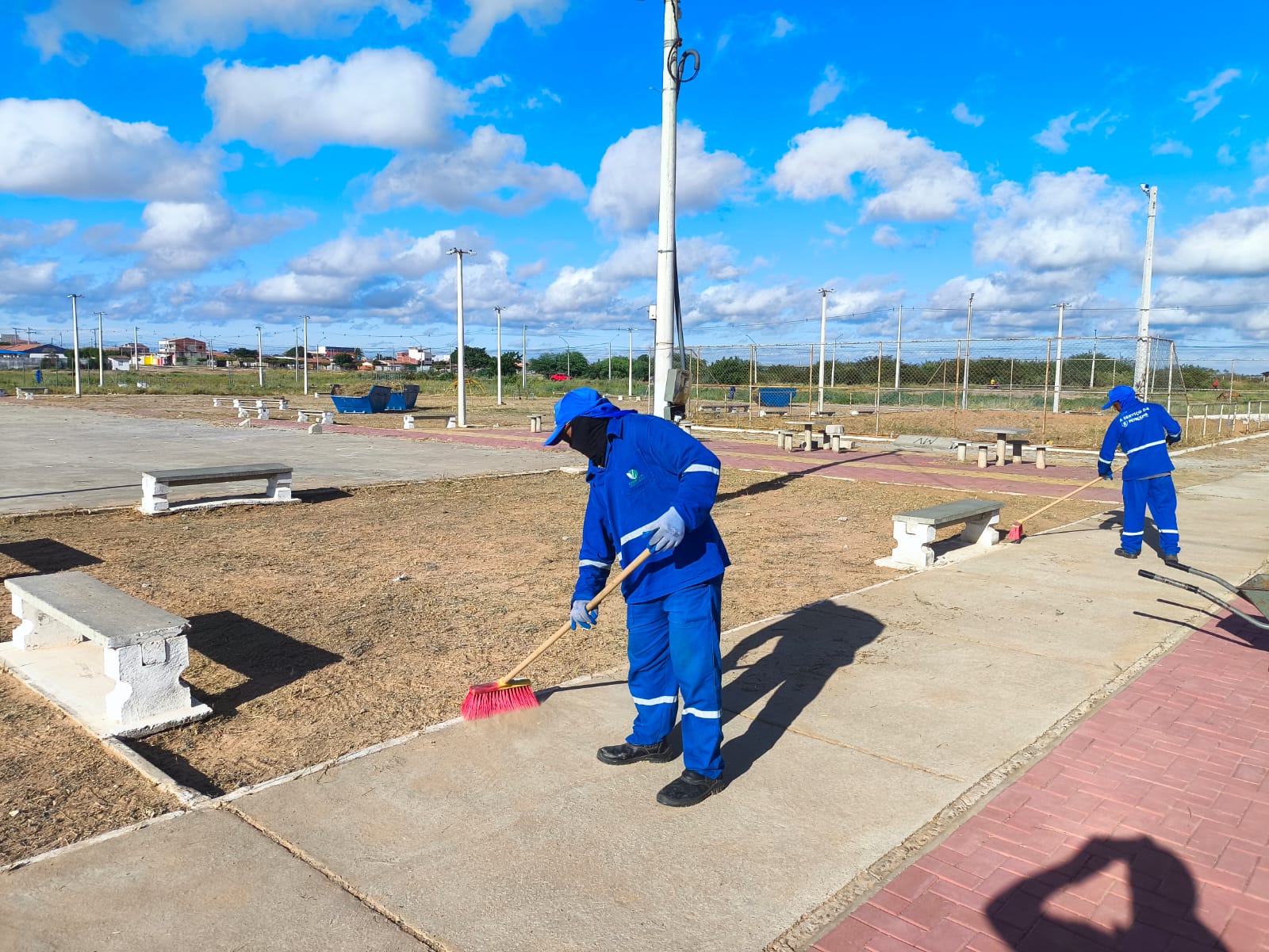 Praças dos bairros Santa Luzia e Novo Tempo recebem mutirões de limpeza em Petrolina