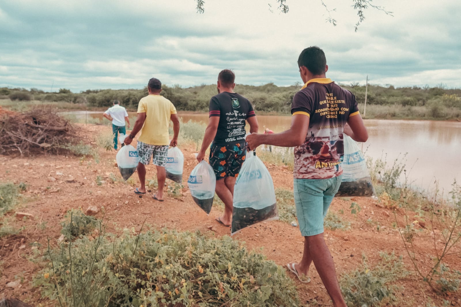 Prefeitura de Petrolina realiza peixamento em açudes e barreiros do município