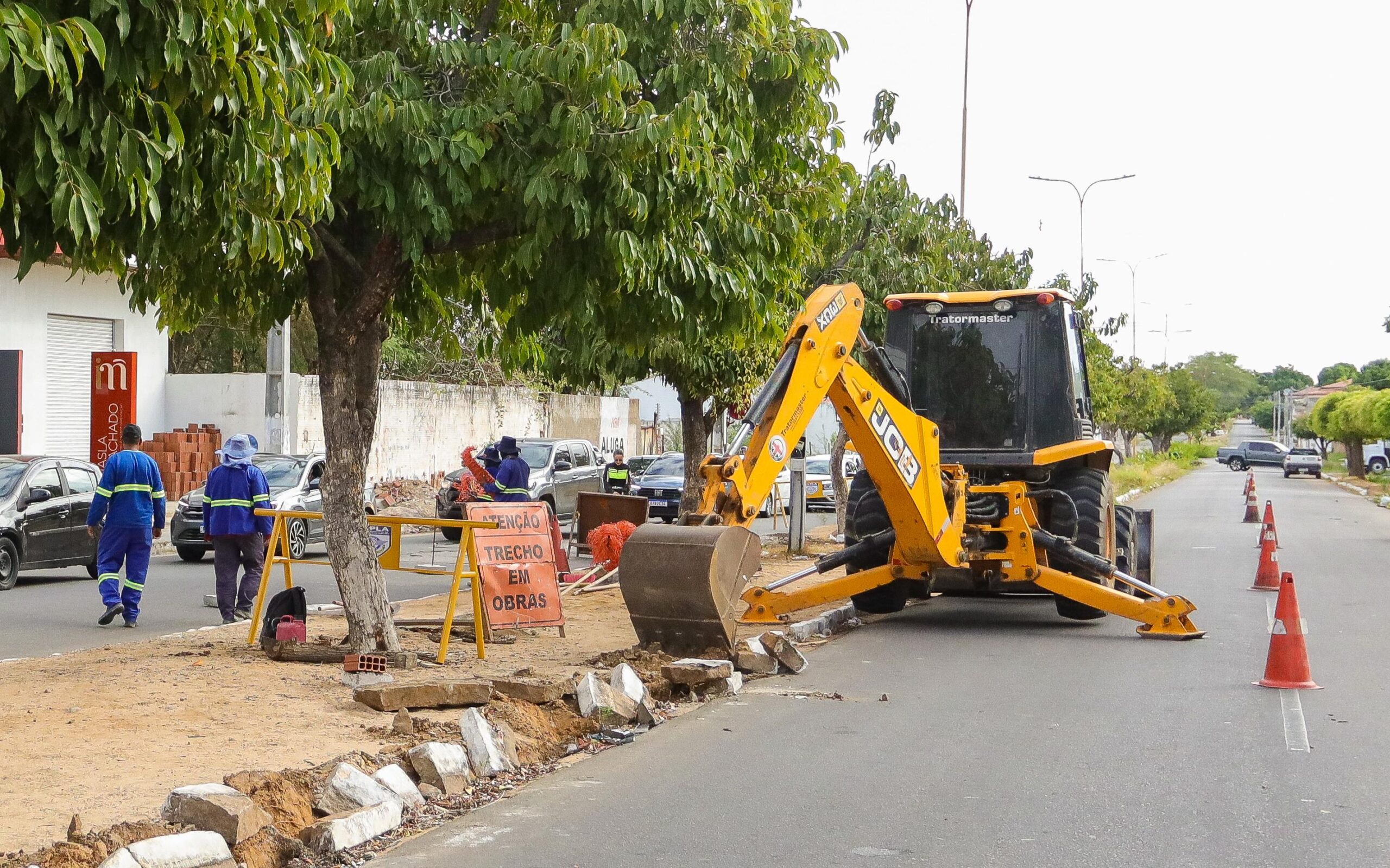 Prefeitura inicia urbanização do canteiro da Avenida Inácio Bonfim em Petrolina