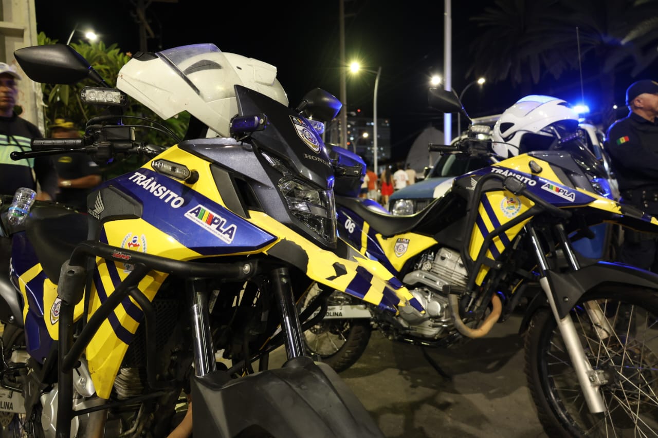 Montagem de barracas para o São João de Petrolina próximo à Avenida Sete de Setembro