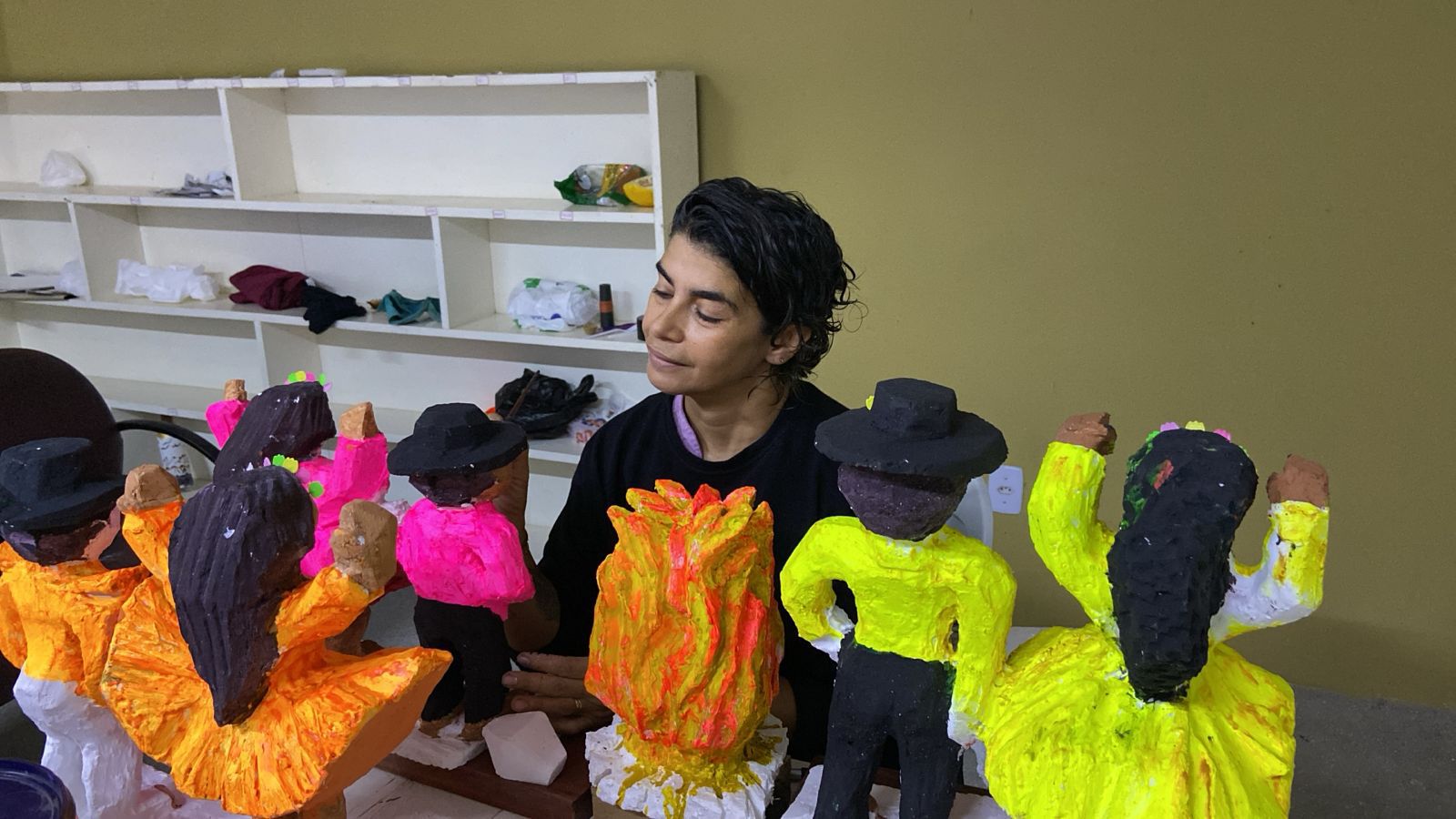 Prefeitura de Petrolina convida escultora para confeccionar troféus dos Concursos de Quadrilhas Juninas