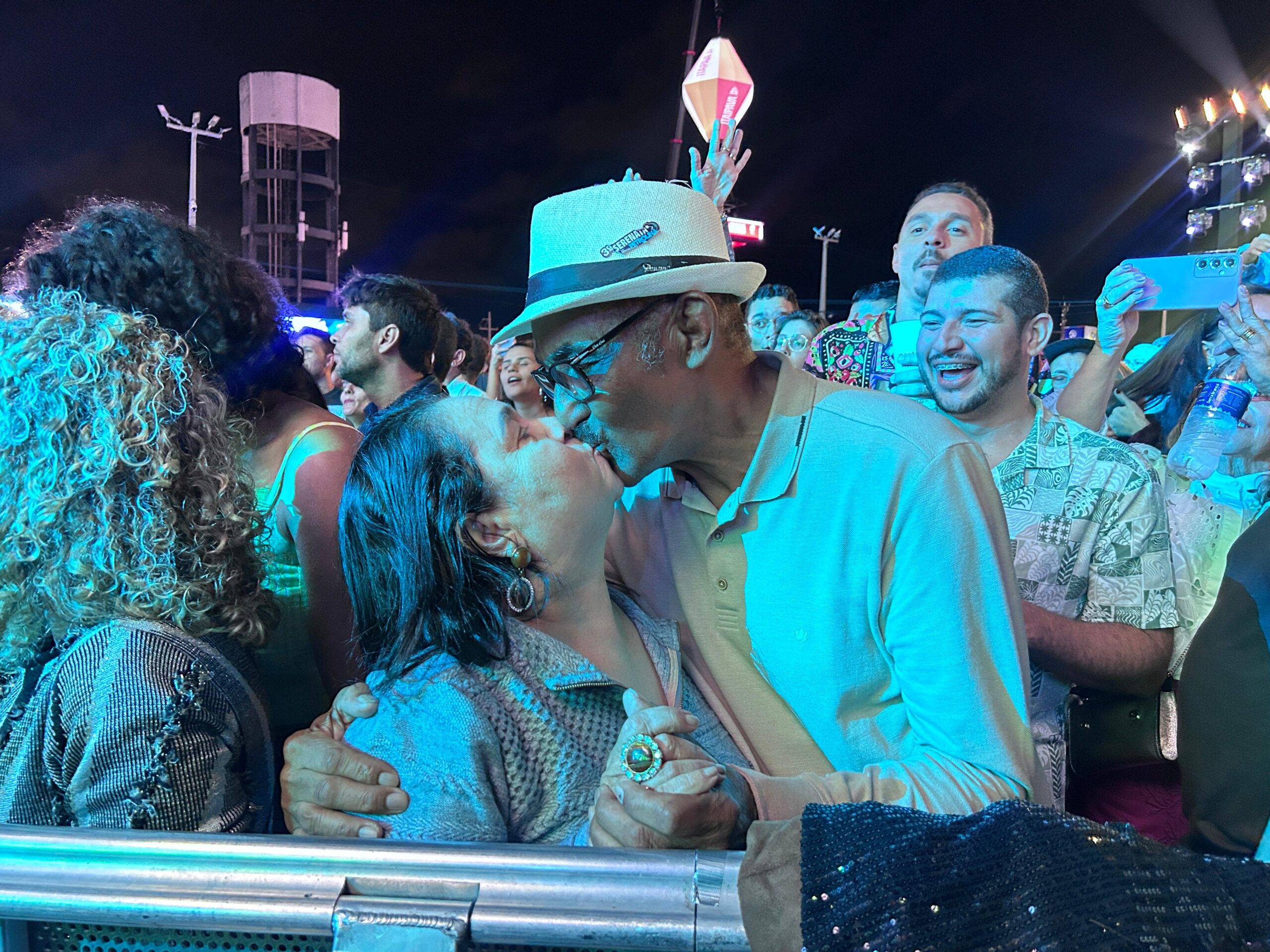 Entre acordes e declarações: show do Grande Encontro marca noite especial para casal apaixonado