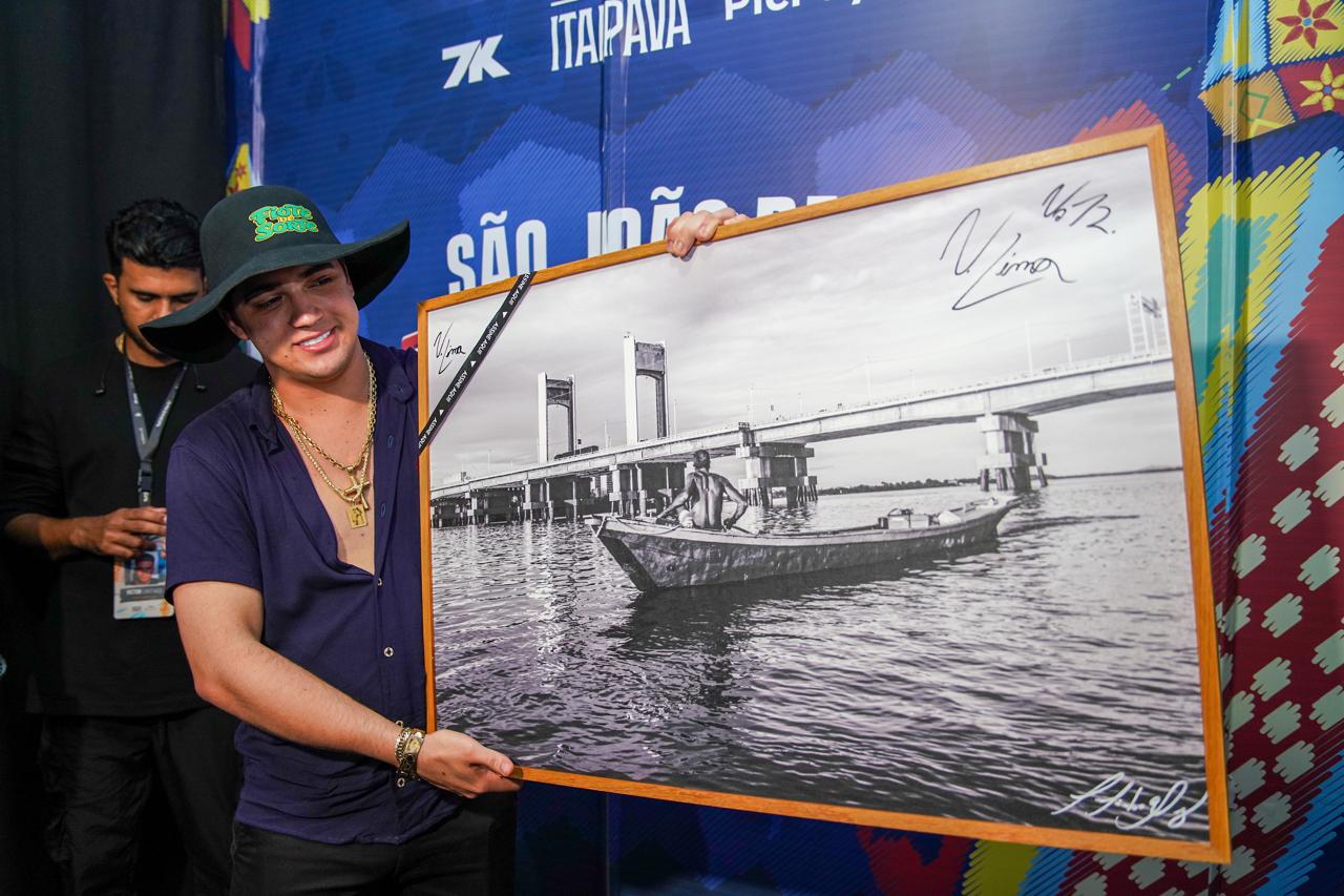 Leilão Solidário contará com 30 quadros autografados por artistas que se apresentaram no São João de Petrolina