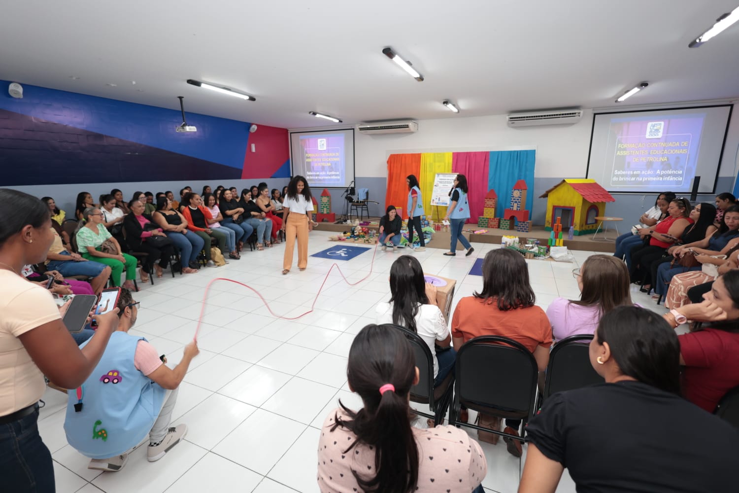Formação para assistentes educacionais de Petrolina sobre primeira infância reúne aproximadamente 1.200 inscritos