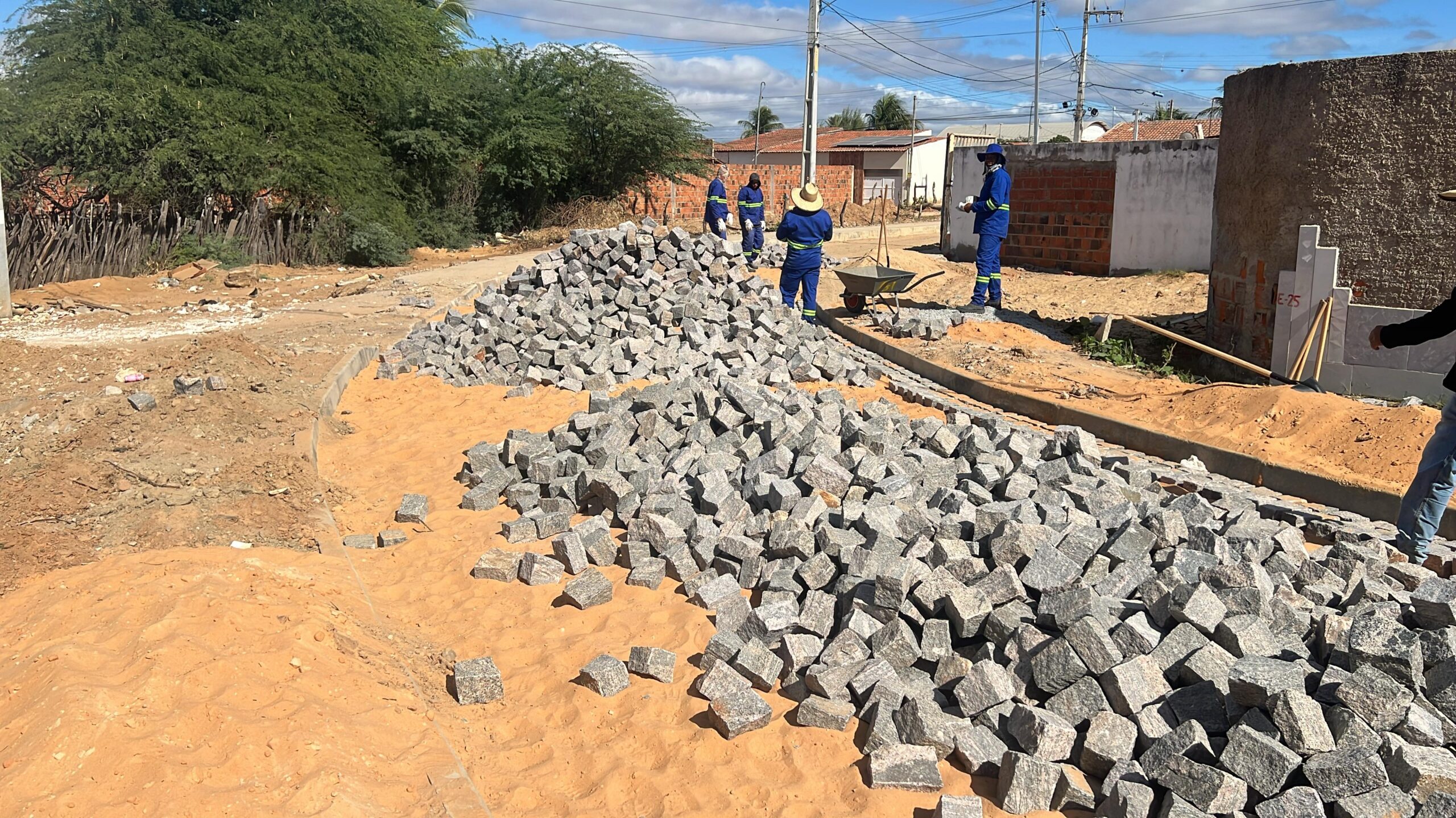 Pavimentações no Serrote do Urubu são retomadas neste mês de julho em Petrolina