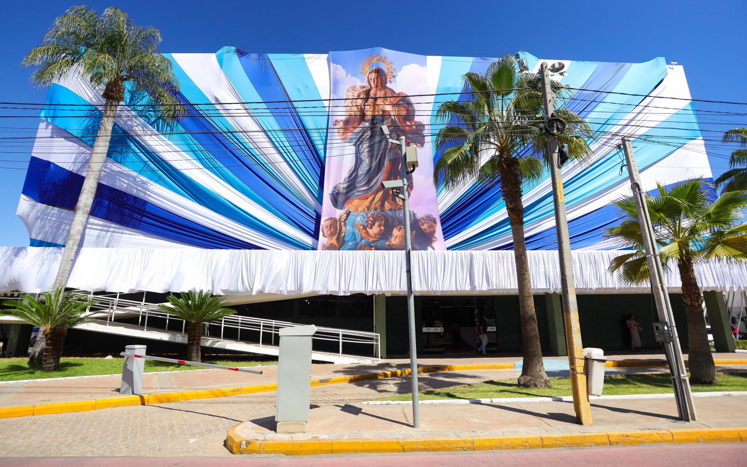 Prefeitura de Petrolina ganha decoração especial em homenagem a padroeira da cidade