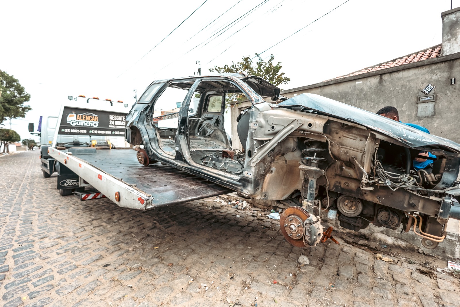 Petrolina + Limpa: Aproximadamente 100 veículos e sucatas foram retirados das vias públicas em julho