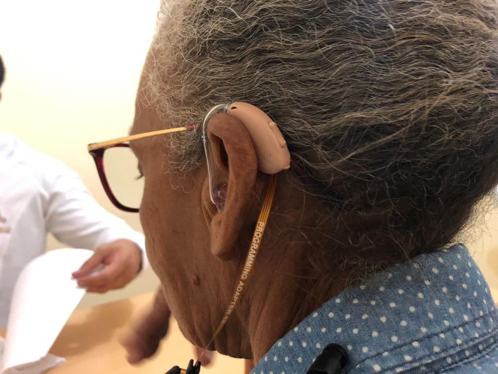 Compromisso com a inclusão: Prefeitura de Petrolina segue com entrega de aparelhos auditivos à população