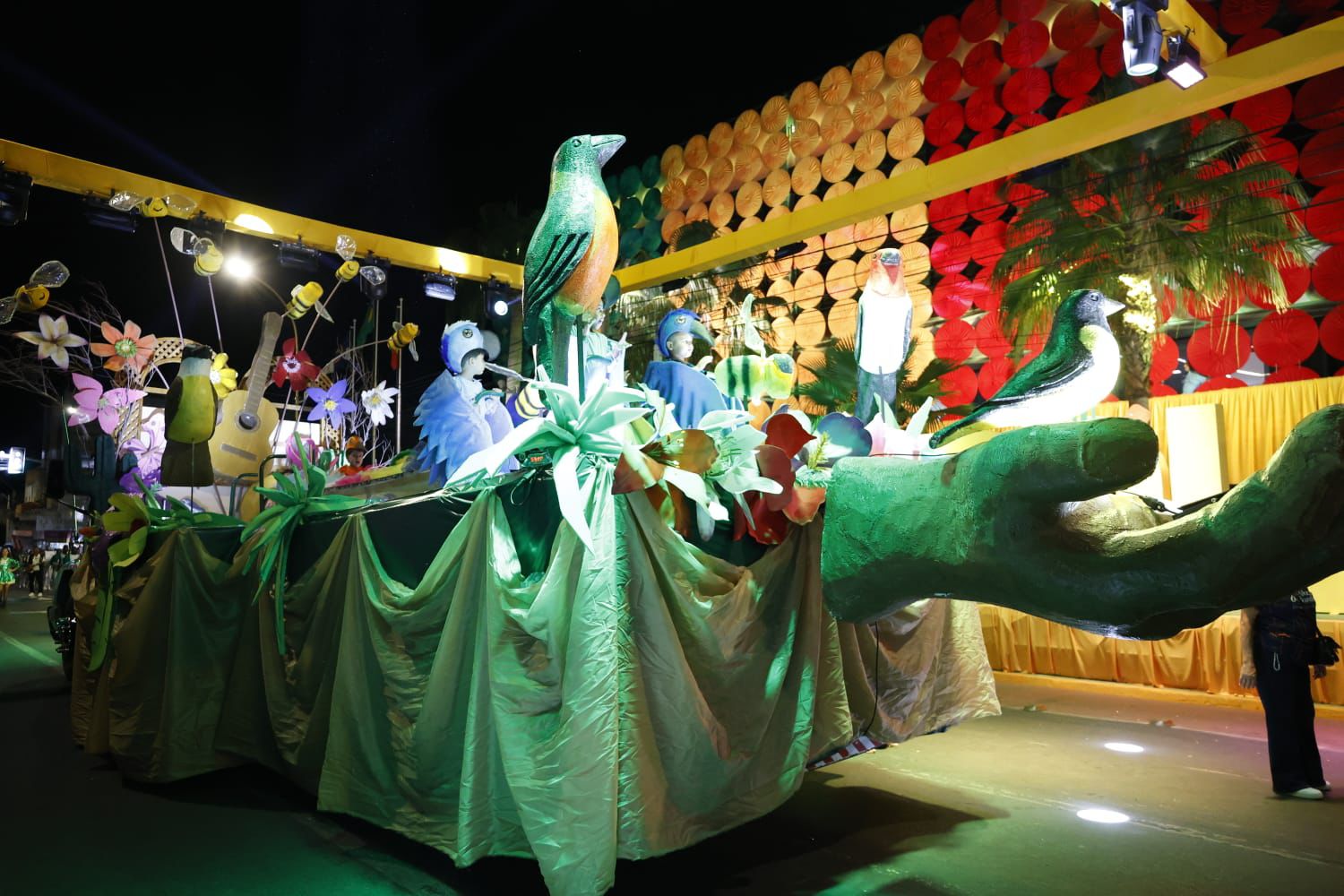 Petrolina completa 130 anos e celebra sua história com desfile que exalta o impacto social e artístico da cidade