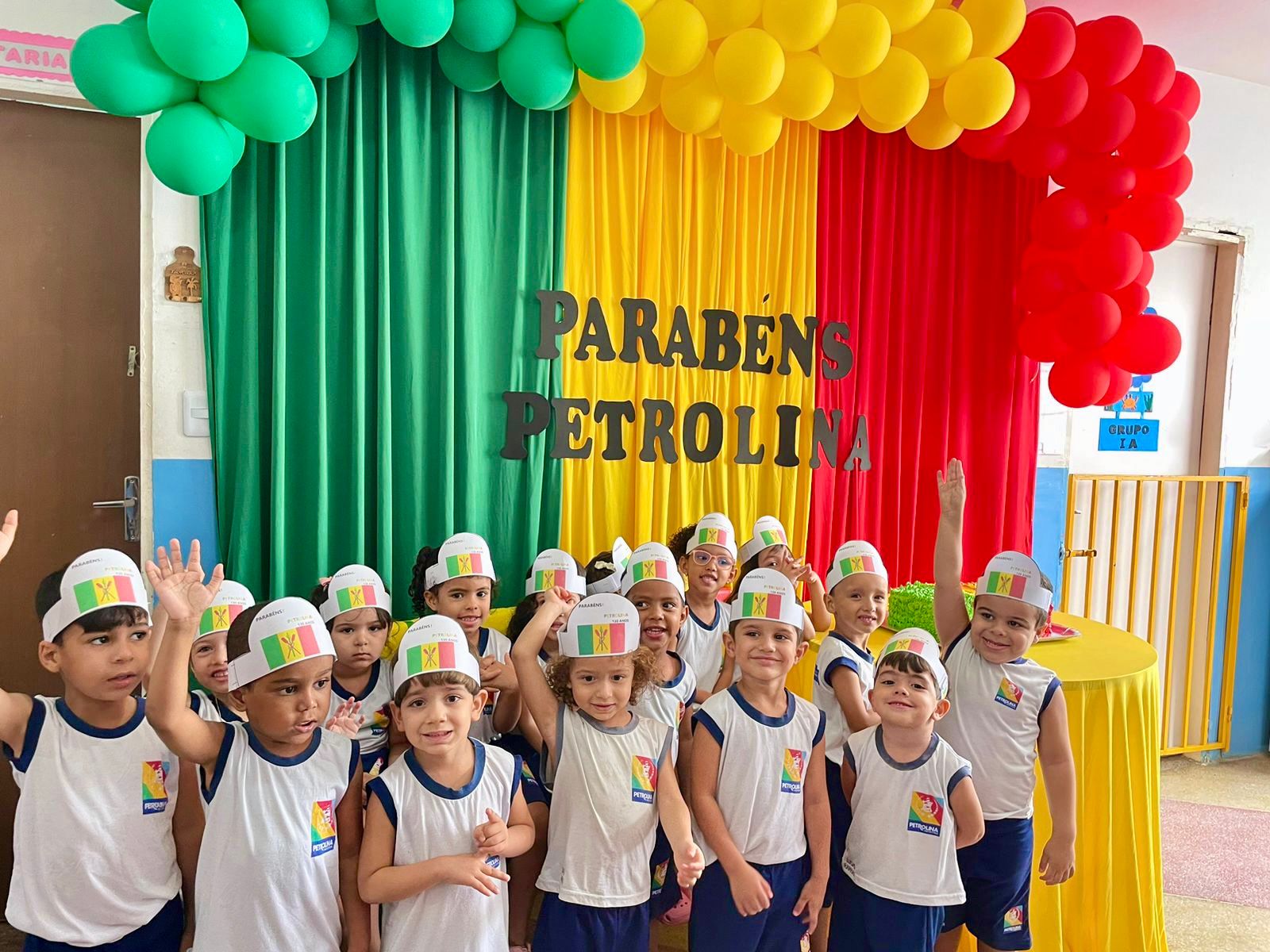 Crianças da rede municipal encantam as ruas do bairro Rio Corrente com desfile em homenagem aos 130 de Petrolina