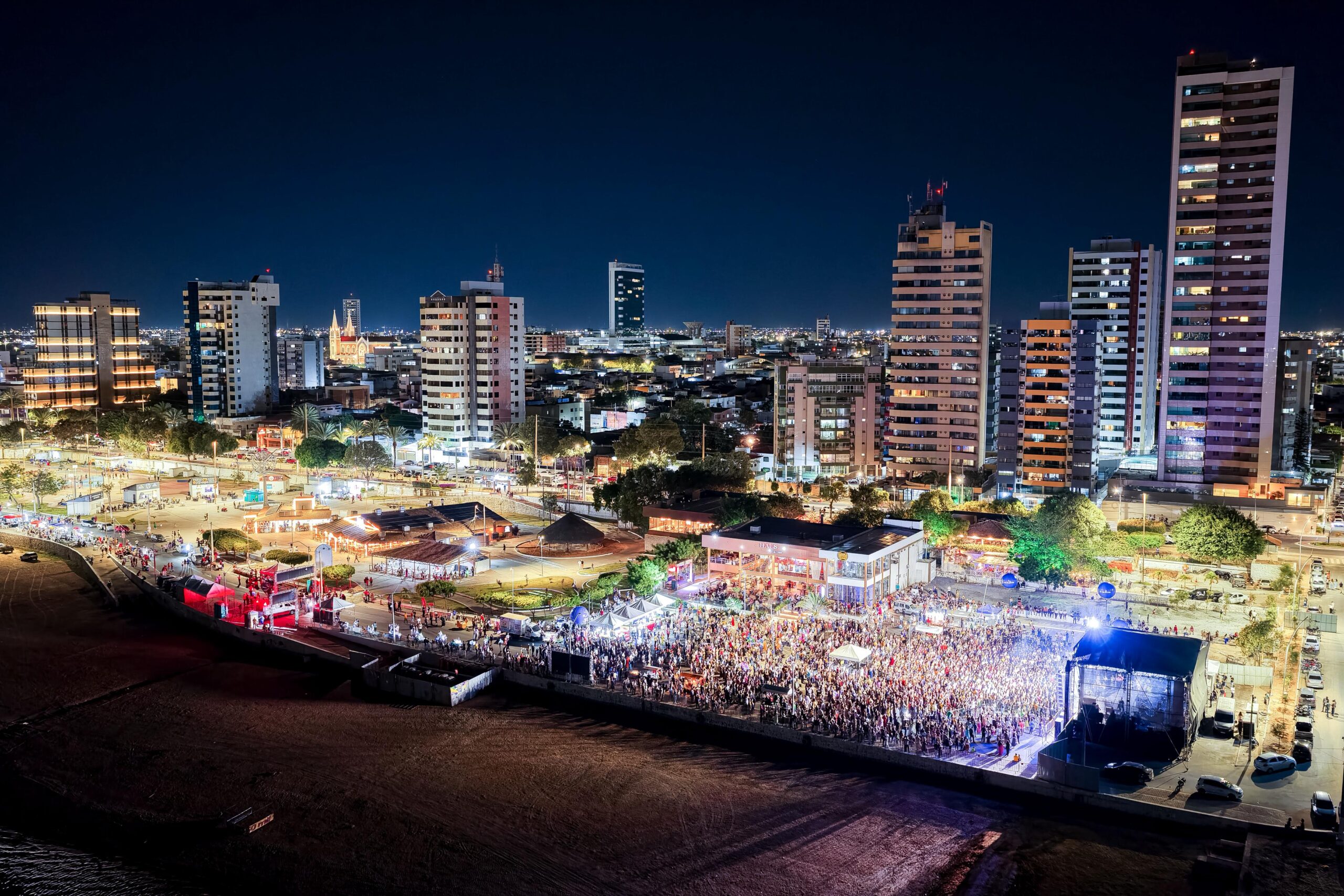 Multidão louva à beira do Velho Chico na abertura das festas de 130 anos de Petrolina