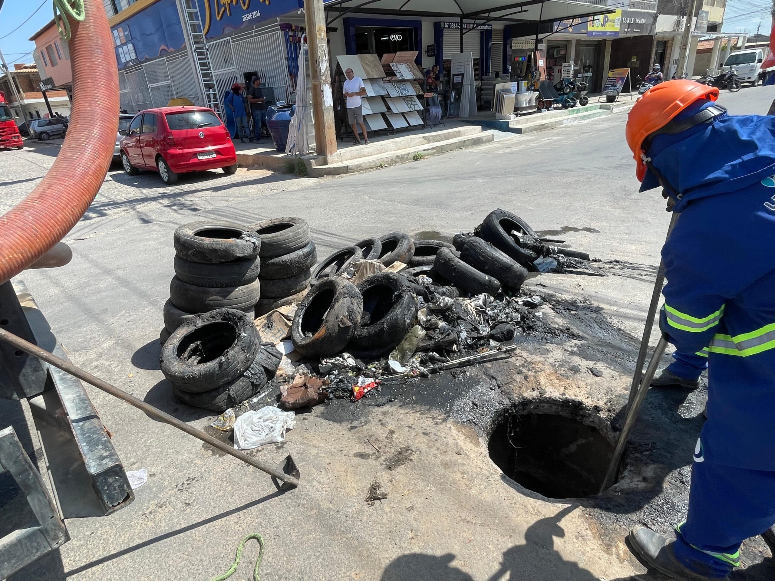 Prefeitura alerta para o descarte de lixo na rede de esgoto do bairro Santa Luzia em Petrolina