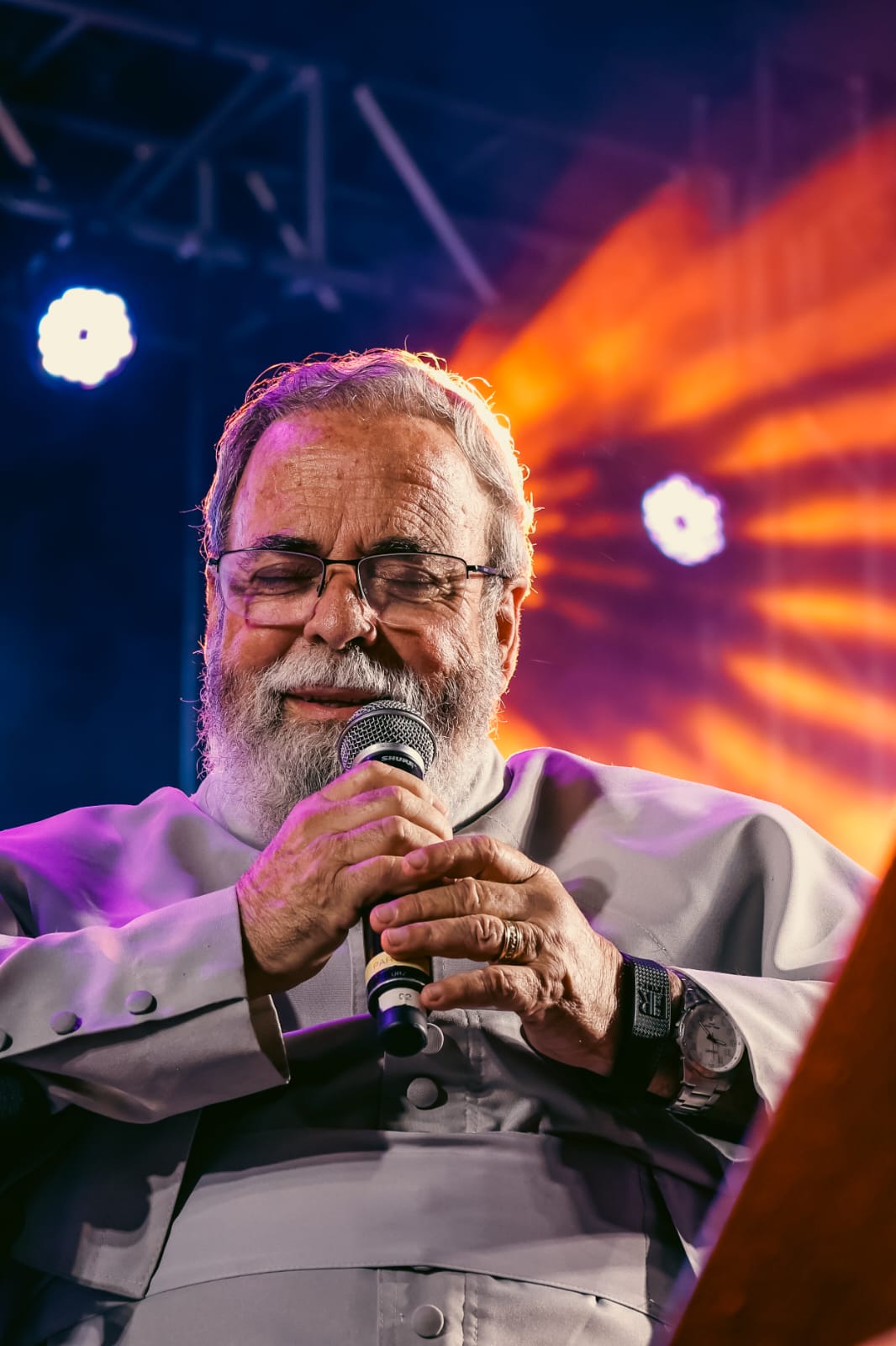 Padre Antônio Maria emociona fiéis na Noite Católica do Festival Cristão em Petrolina