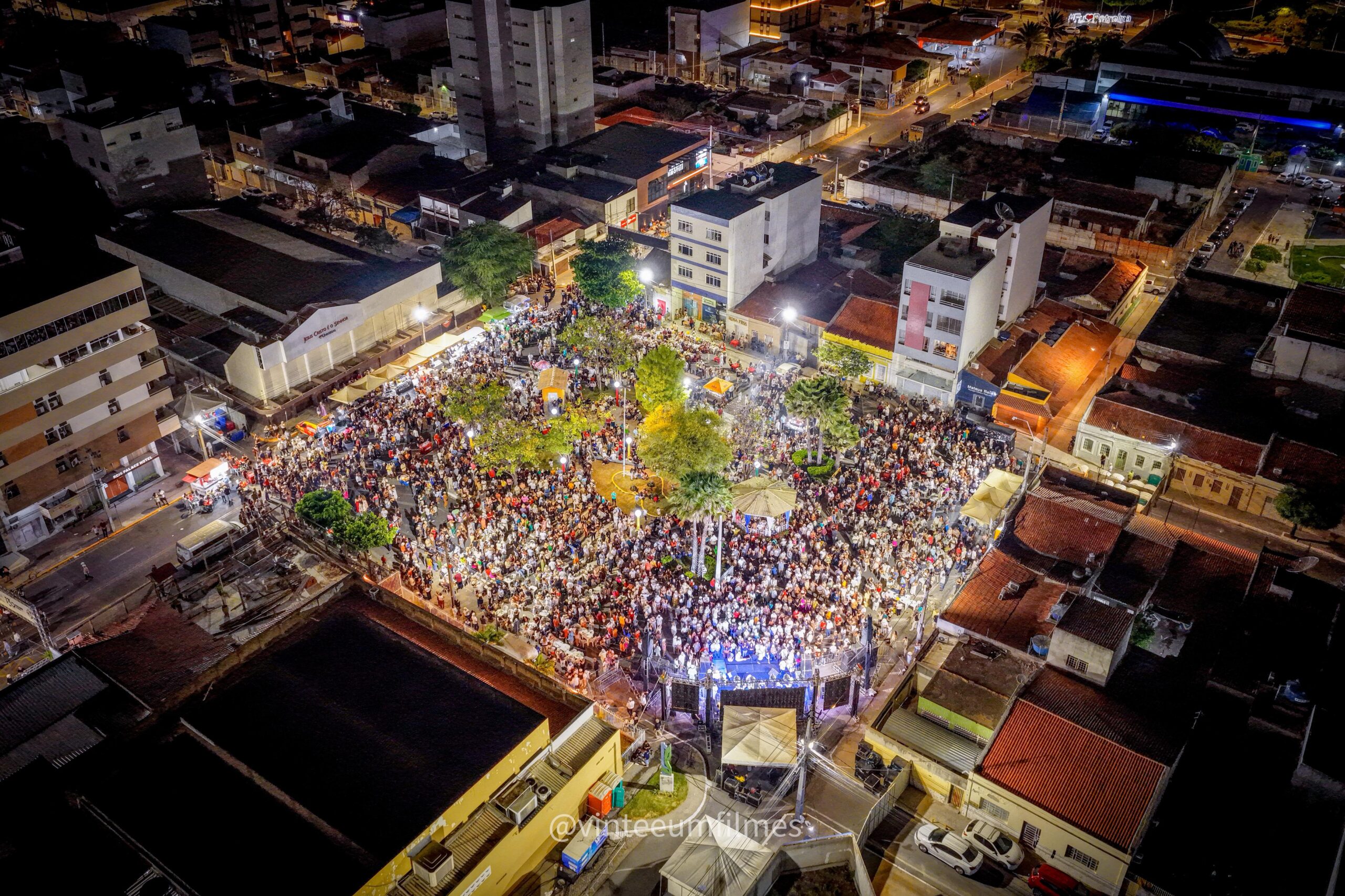 Serenata da Nossa Petrolina ganha ruas e lota Praça 21 de Setembro