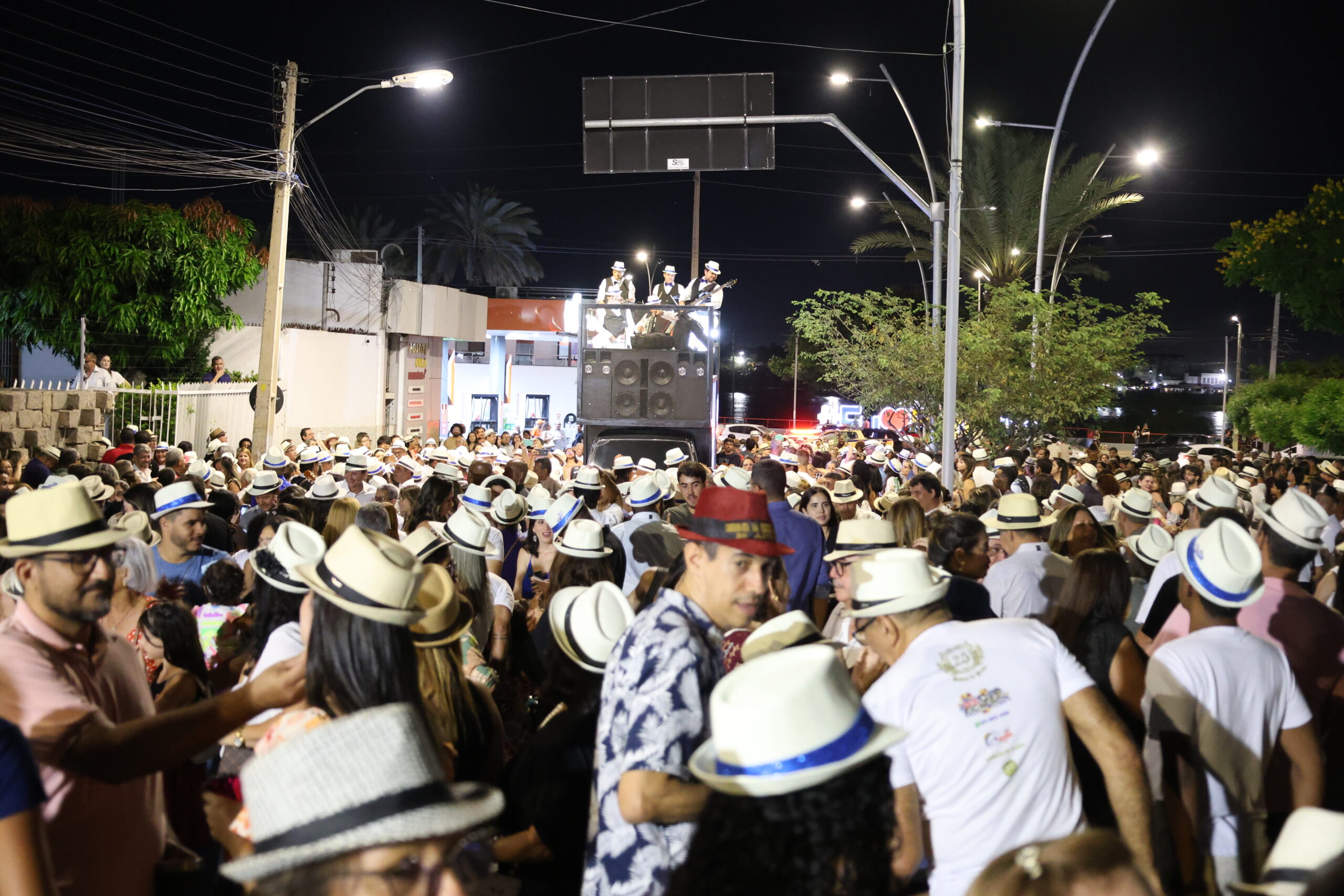 Serenata da Nossa Petrolina terá concentração em frente à Catedral e shows na Praça 21 de Setembro