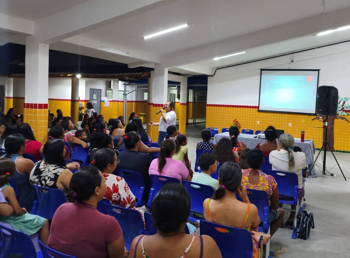 Encontro orienta pais antes da abertura do processo de renovação de matrículas