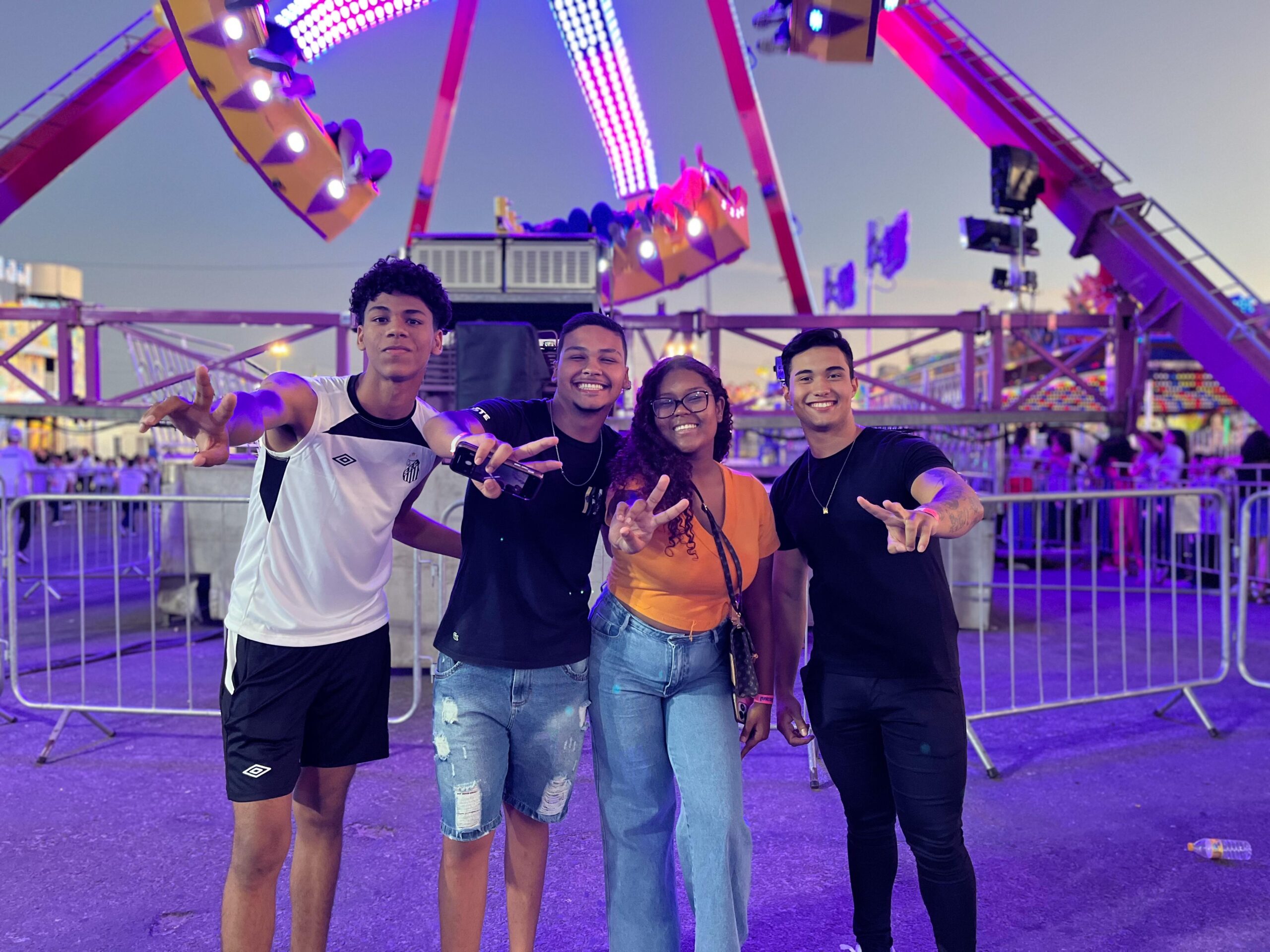 Jovens participam de momentos de alegria em Parque de Diversões de Petrolina