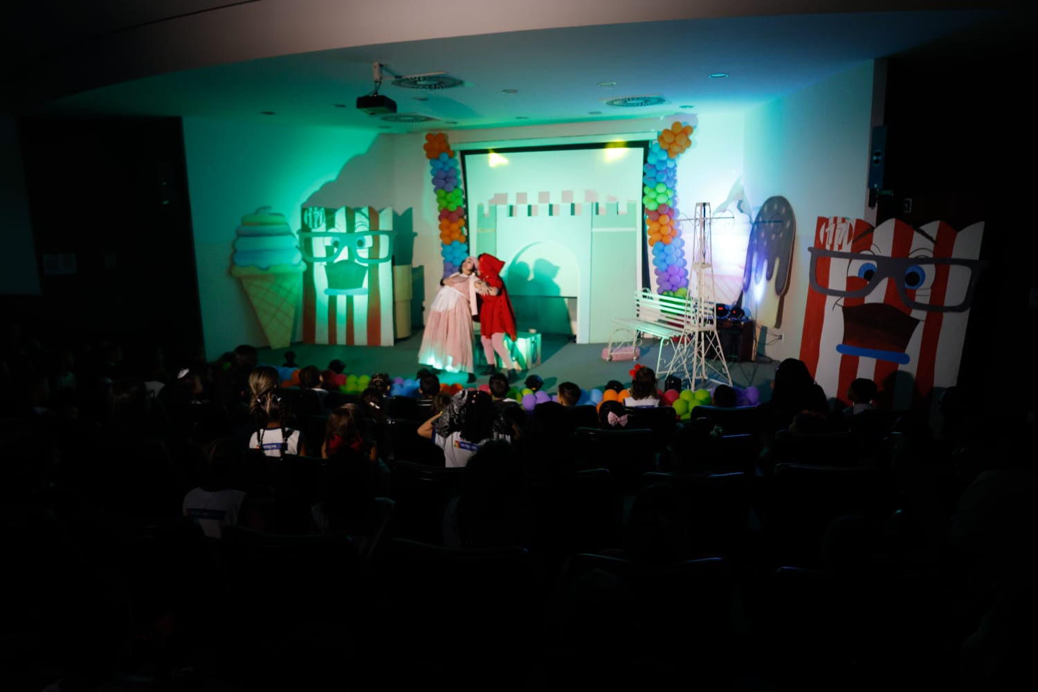 Estudantes da rede municipal se divertem com peça teatral Chapeuzinho Vermelho