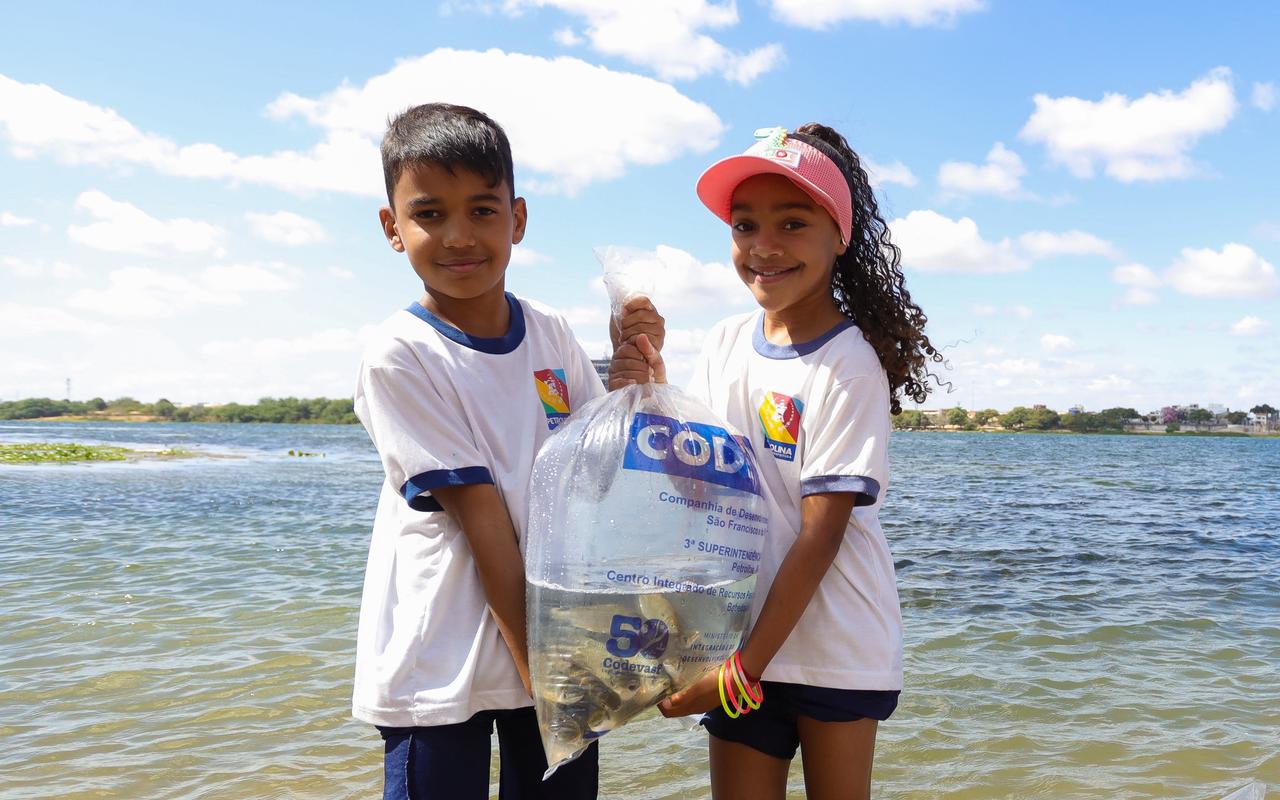 Ação de Peixamento marca aniversário do Rio São Francisco com participação de estudantes em Petrolina