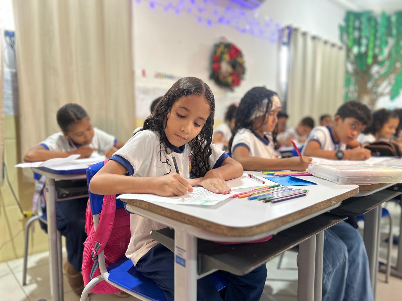 Imaginação no papel: estudantes de Petrolina produzem cartinhas para o Papai Noel