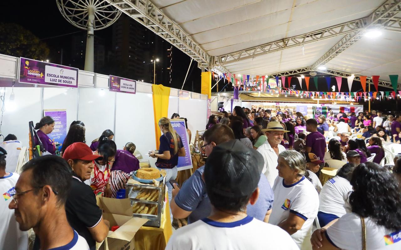 Estudantes da Educação de Jovens e Adultos de Petrolina organizam feira e mostram muita criatividade e inovação