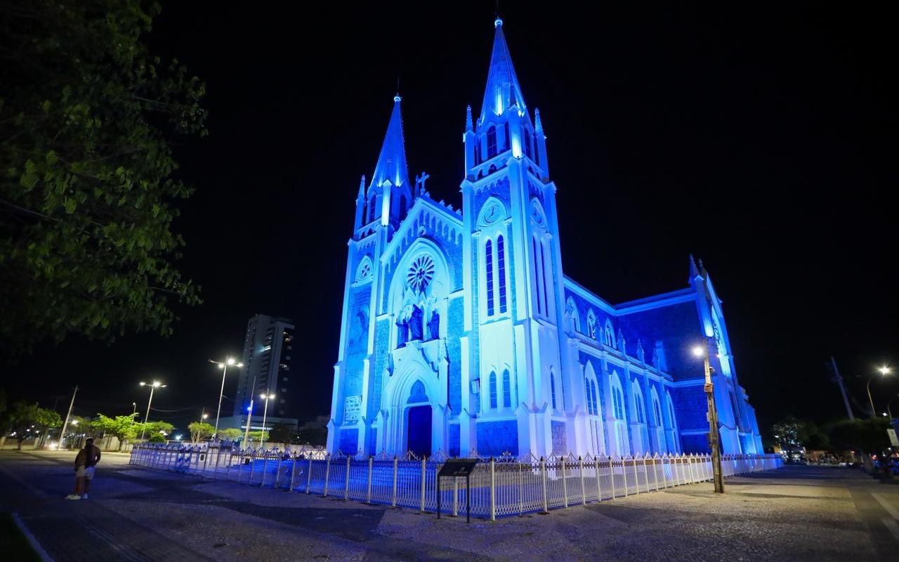 Prefeitura ilumina monumentos da cidade na cor azul em conscientização sobre o câncer de próstata