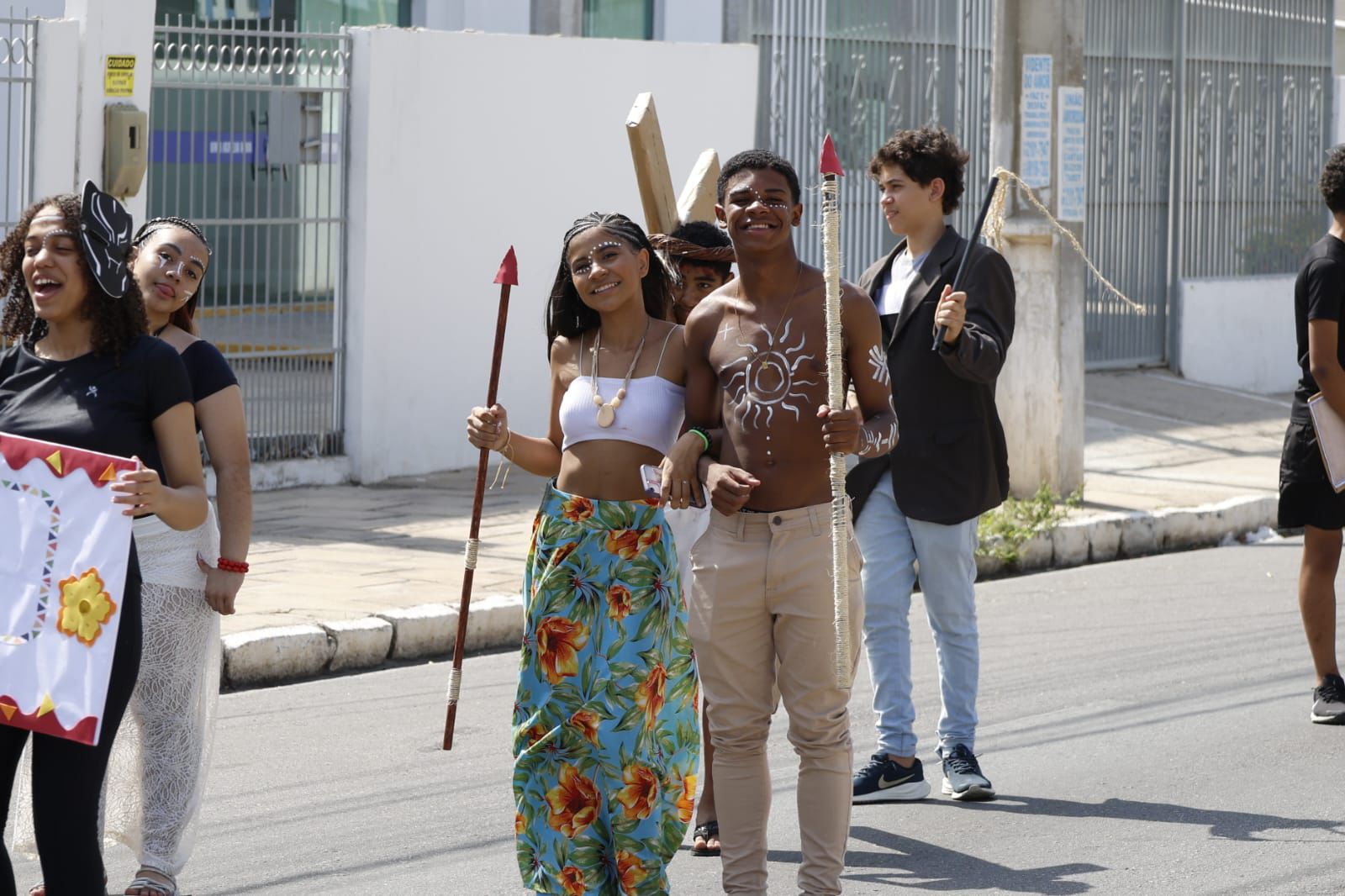 Estudantes de Petrolina desfilam nas ruas da cidade em um momento de homenagem e reflexão ao Dia da Consciência Negra