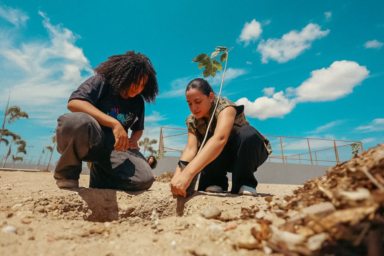 Adolescentes do NUCA vivenciam jornada ambiental com plantio de mudas no Parque do Povo