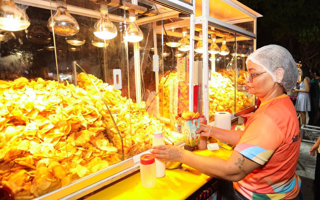 Natal Luz impulsiona vendas e gera empregos temporários: ambulantes comemoram movimento e comércio local projeta crescimento