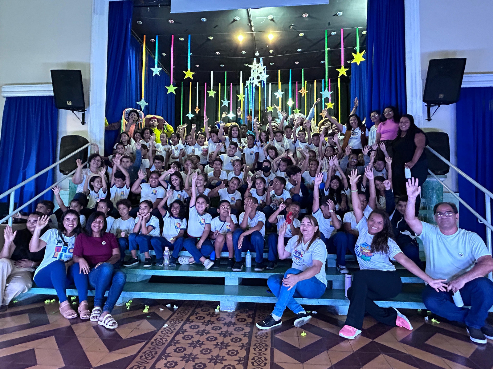 Estudantes da rede municipal prestigiam espetáculo “O Natal do Menino Deus”